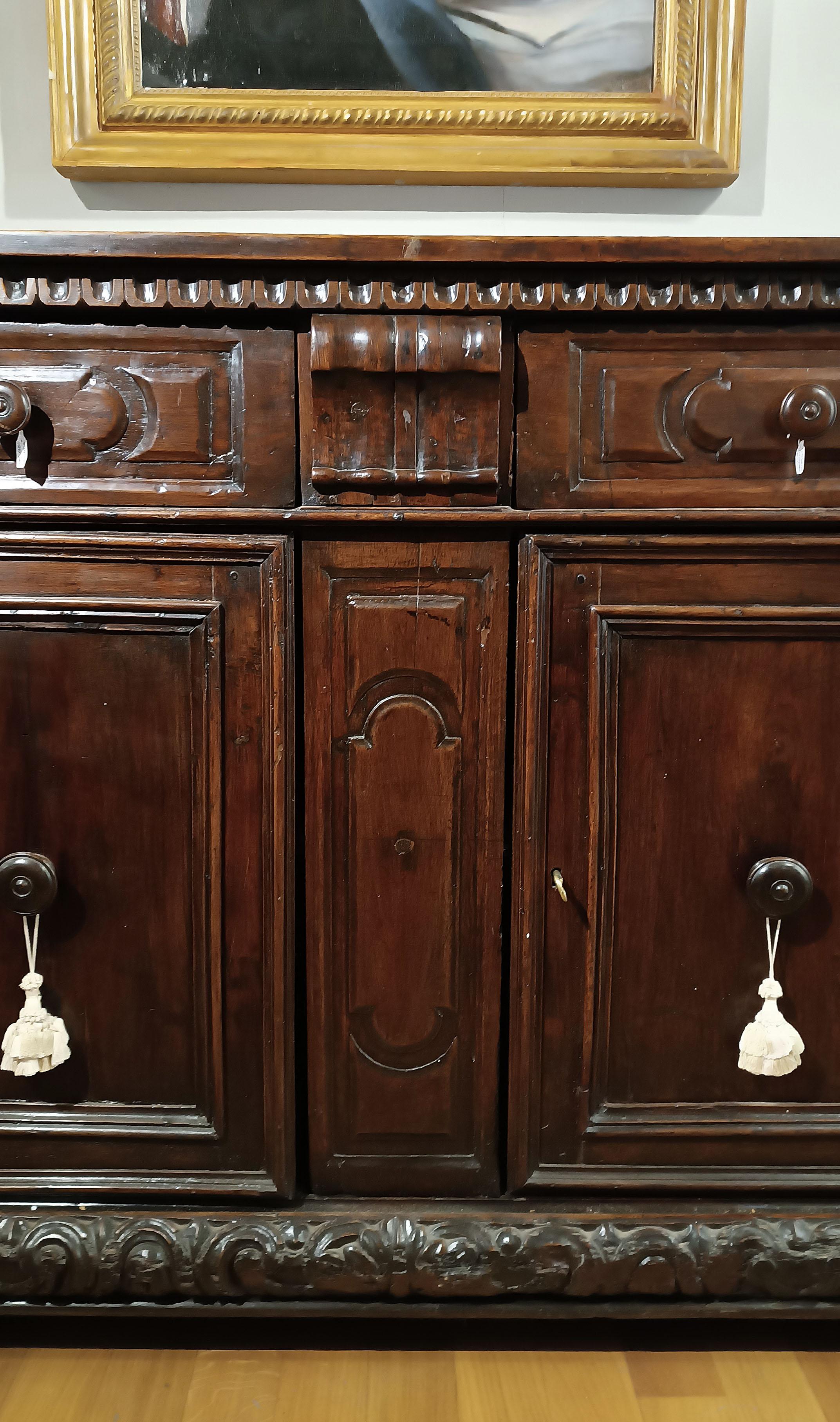 17th CENTURY LOMBARD WALNUT SIDEBOARD For Sale 3