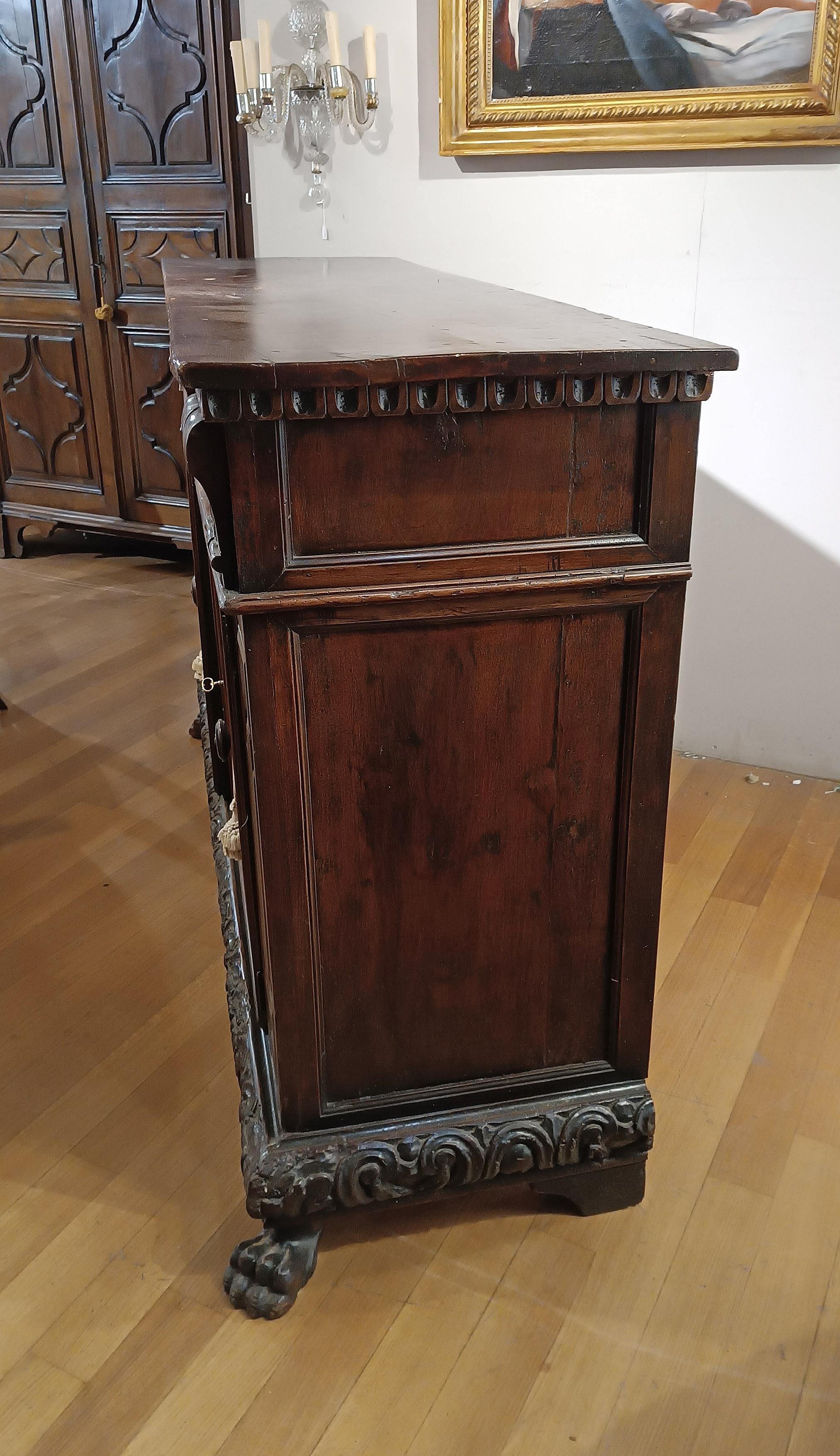 17th CENTURY LOMBARD WALNUT SIDEBOARD For Sale 4
