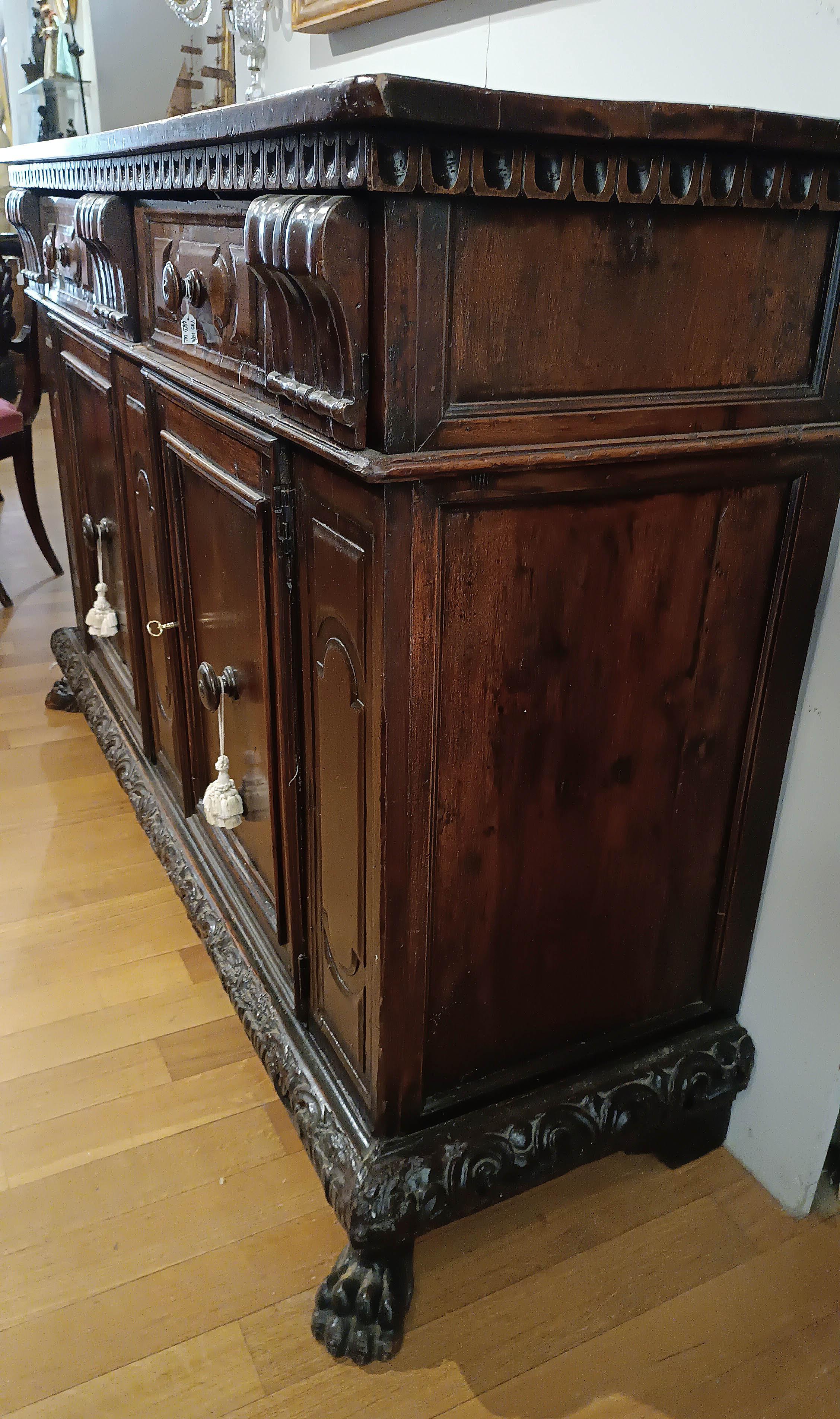17th CENTURY LOMBARD WALNUT SIDEBOARD For Sale 5
