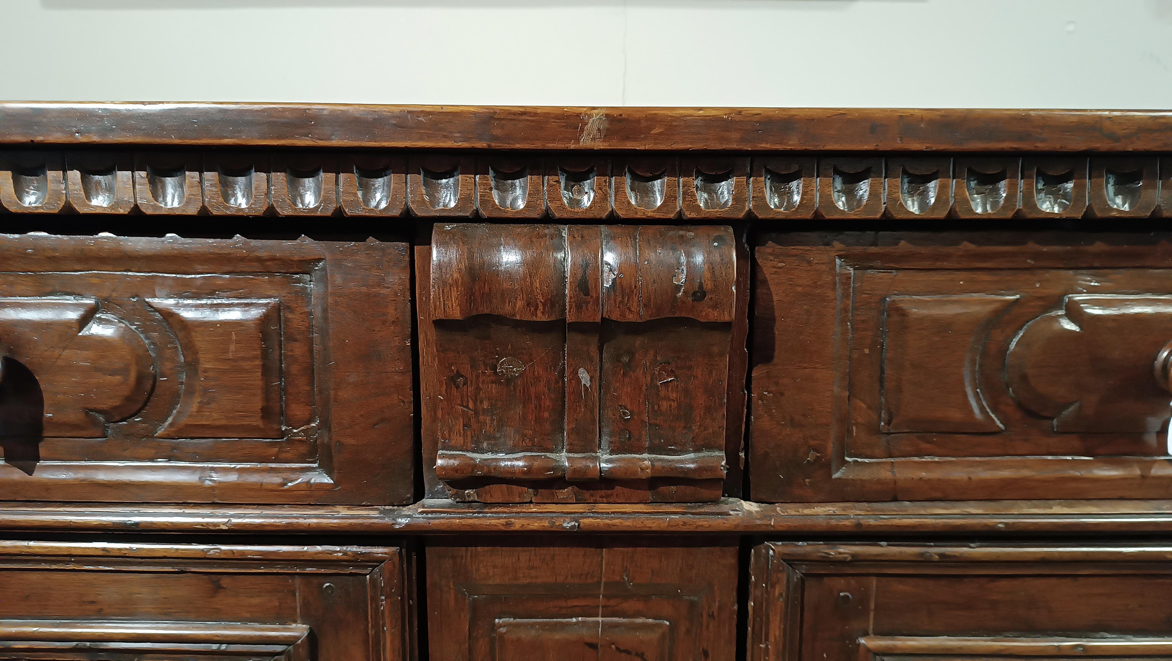 17th CENTURY LOMBARD WALNUT SIDEBOARD For Sale 8