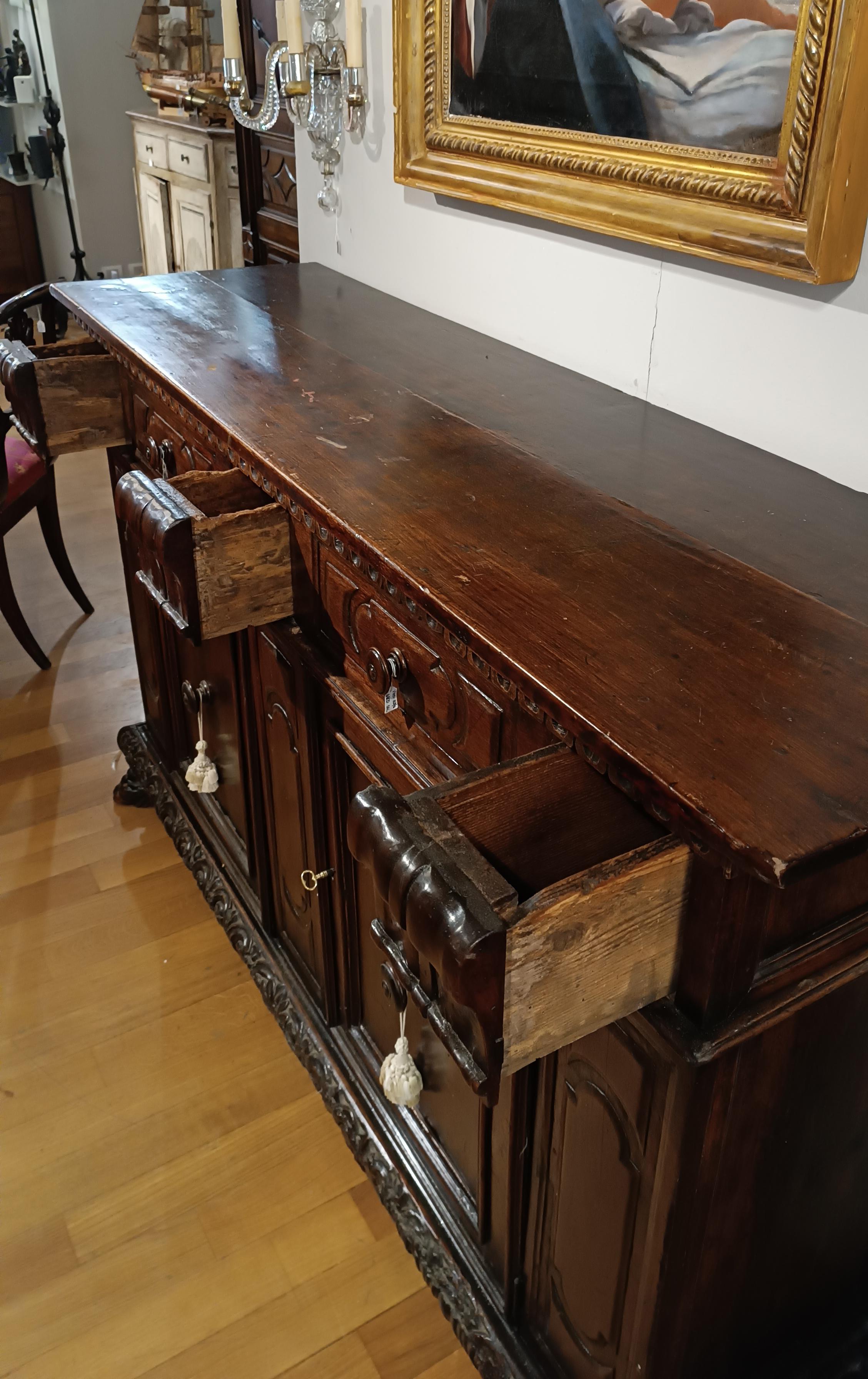 17th CENTURY LOMBARD WALNUT SIDEBOARD For Sale 10