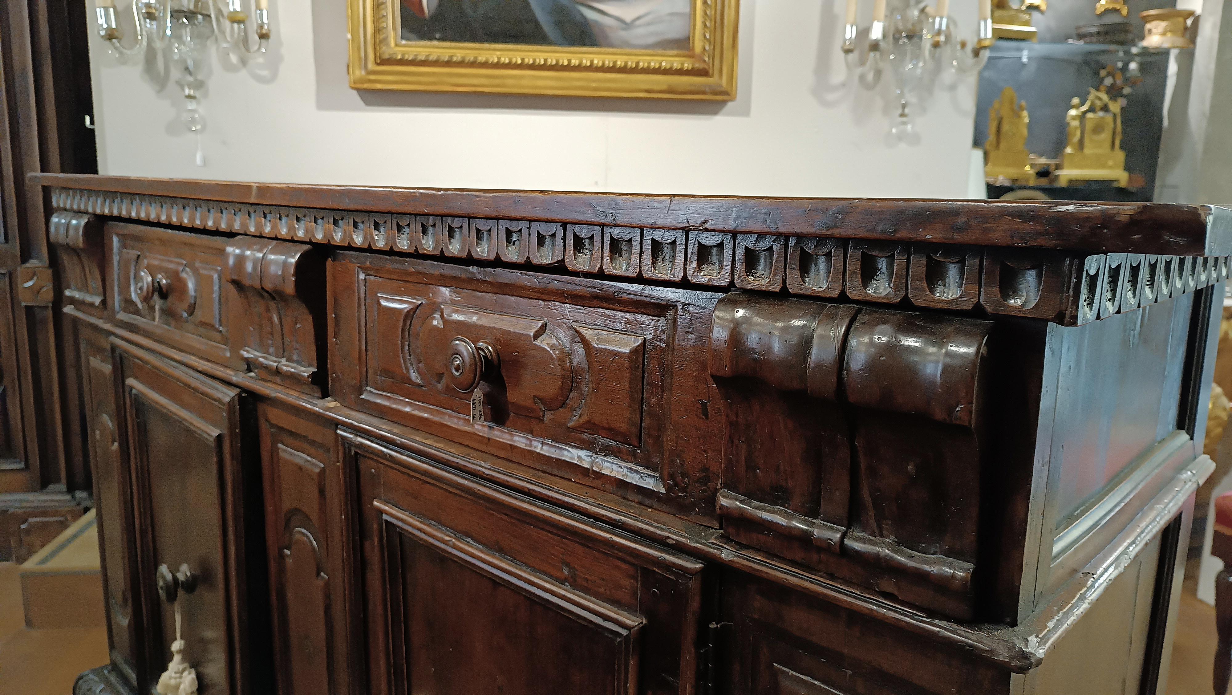 17th CENTURY LOMBARD WALNUT SIDEBOARD For Sale 12