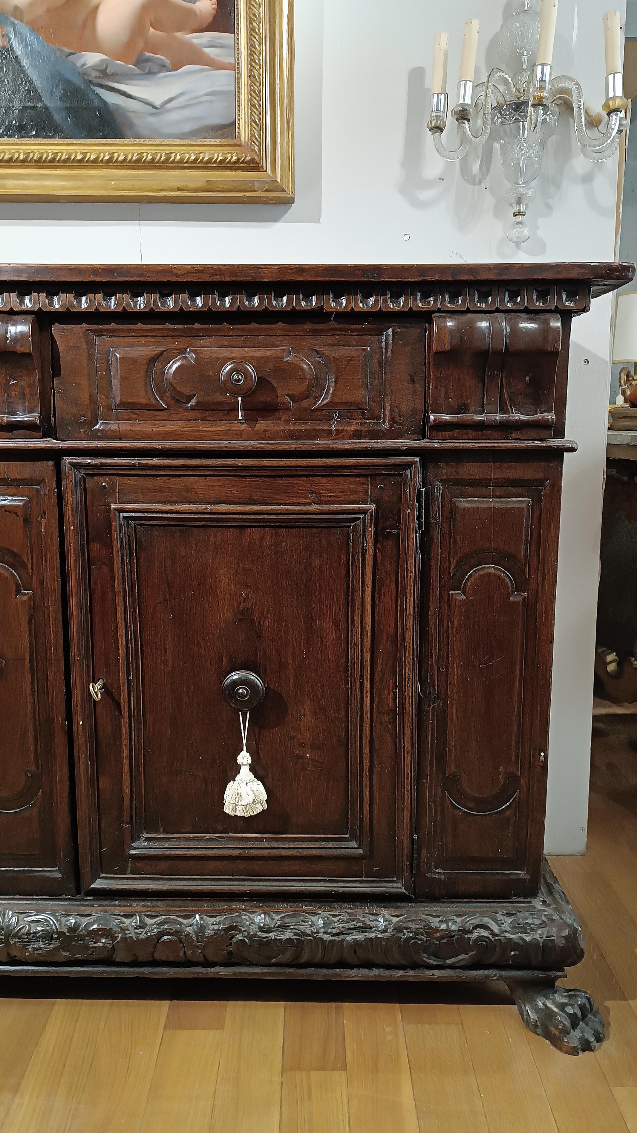 17th CENTURY LOMBARD WALNUT SIDEBOARD In Good Condition For Sale In Firenze, FI