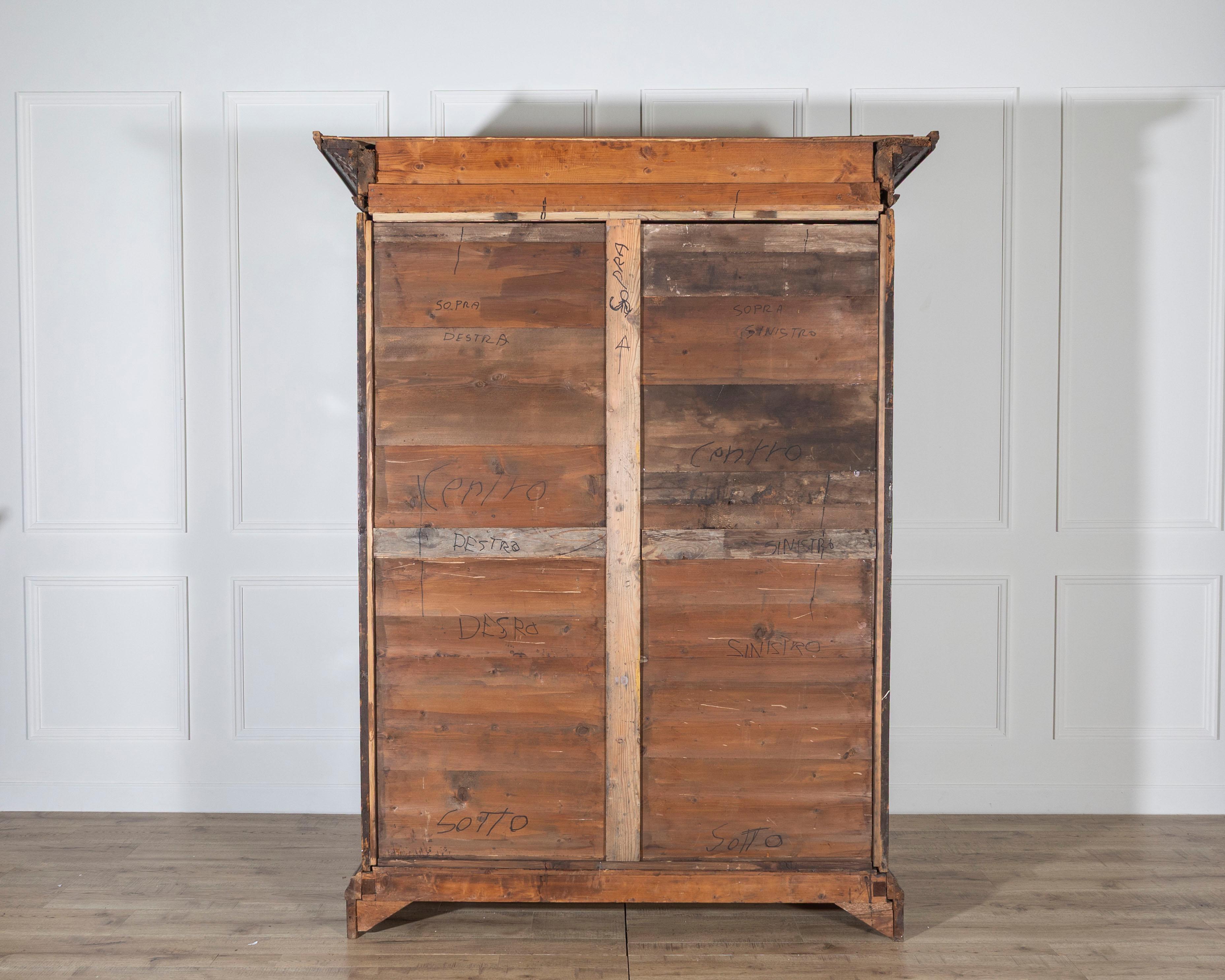 Lombardischer Nussbaumschrank mit getäfelten Türen aus dem 17. Jahrhundert - Brescia, Italien (Walnuss) im Angebot