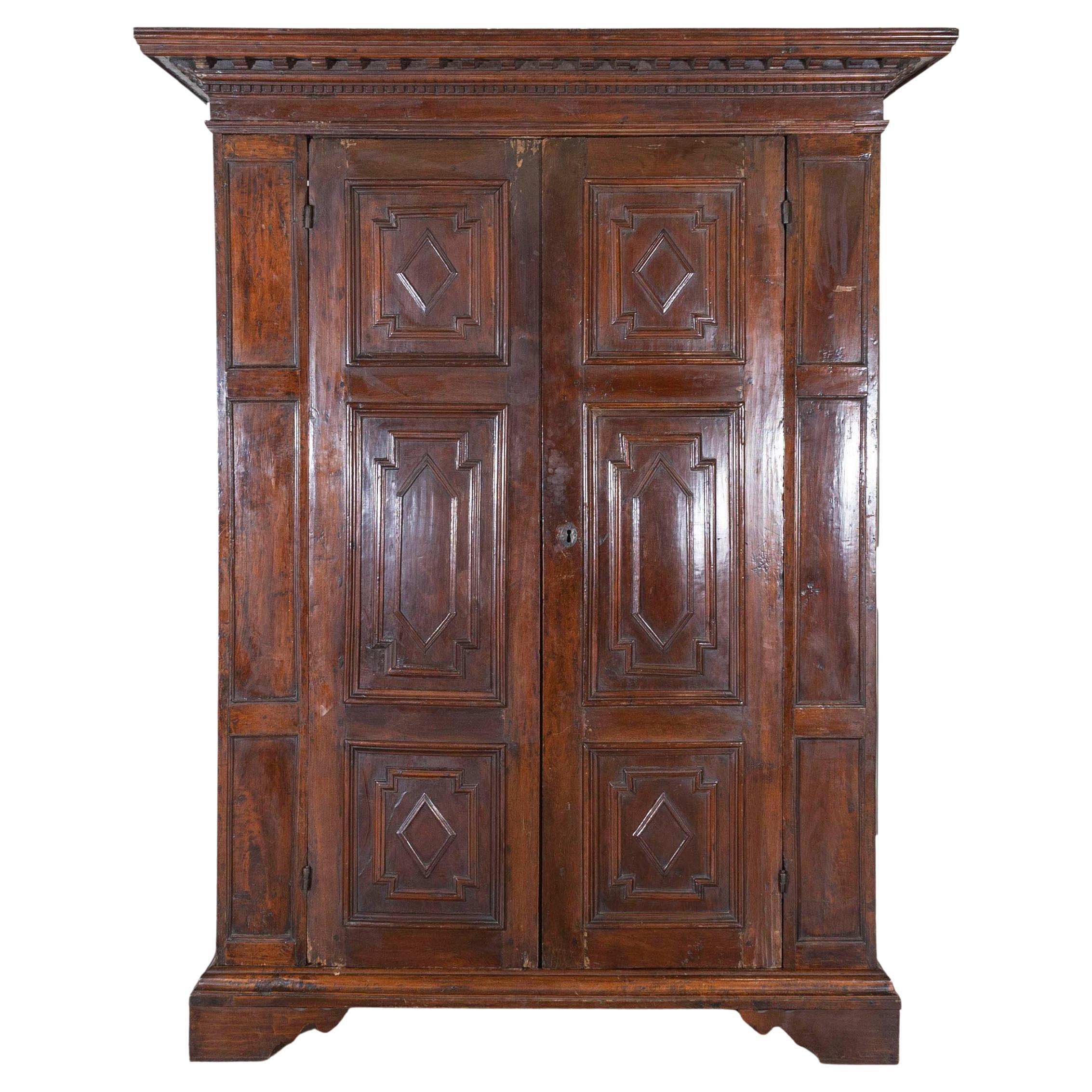Armario lombardo de nogal del siglo XVII con puertas paneladas - Brescia, Italia