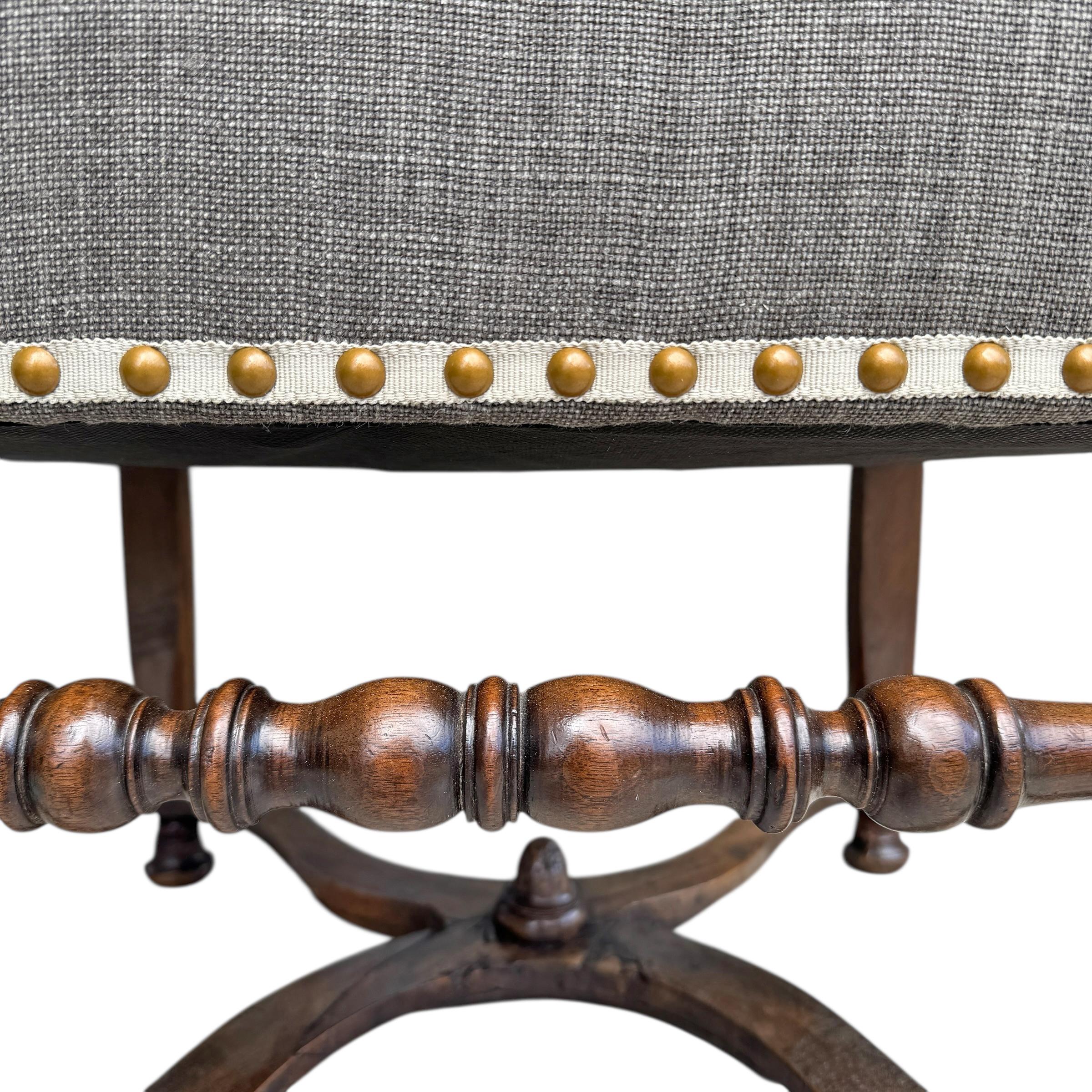 Fauteuil Louis XIII du 17ème siècle en vente 5