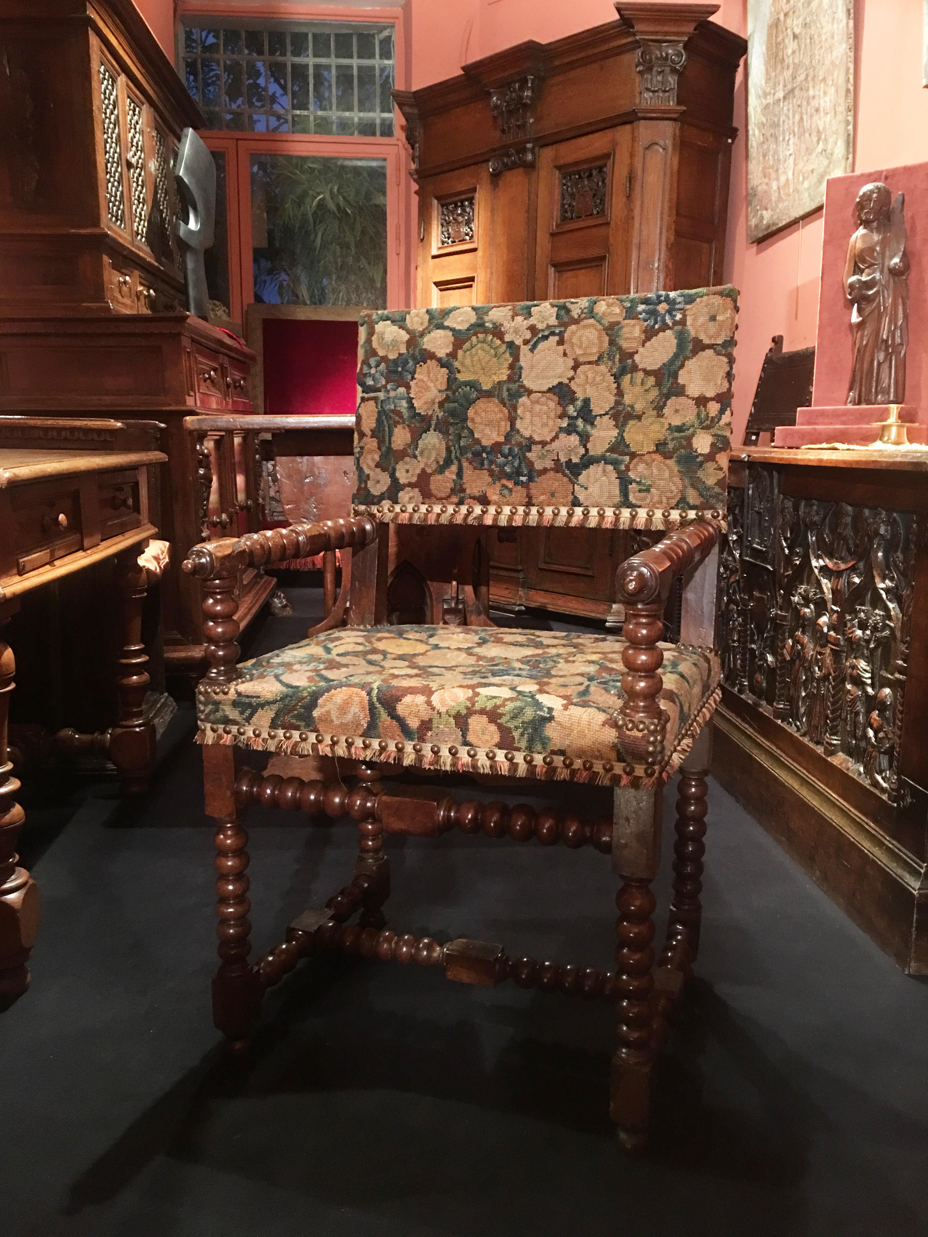 Durant la première moitié du XVIIe siècle, les chaises évoluent vers un nouveau modèle aujourd'hui connu sous le nom de Louis XIII préfigurant le fauteuil. Les chaises adoptent une silhouette plus large et plus basse. Les lignes horizontales