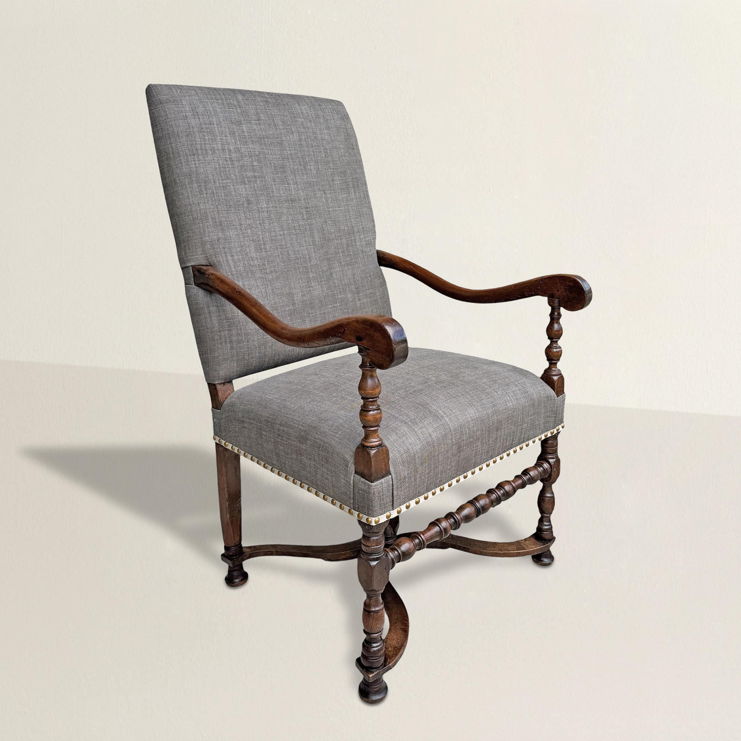 Une chaise avec de la présence et juste ce qu'il faut d'arrogance. Ce fauteuil Louis XIII du XVIIe siècle, construit en riche noyer, équilibre l'effet baroque avec une aisance dépouillée qui le rend étonnamment moderne. Le cadre met en évidence ses