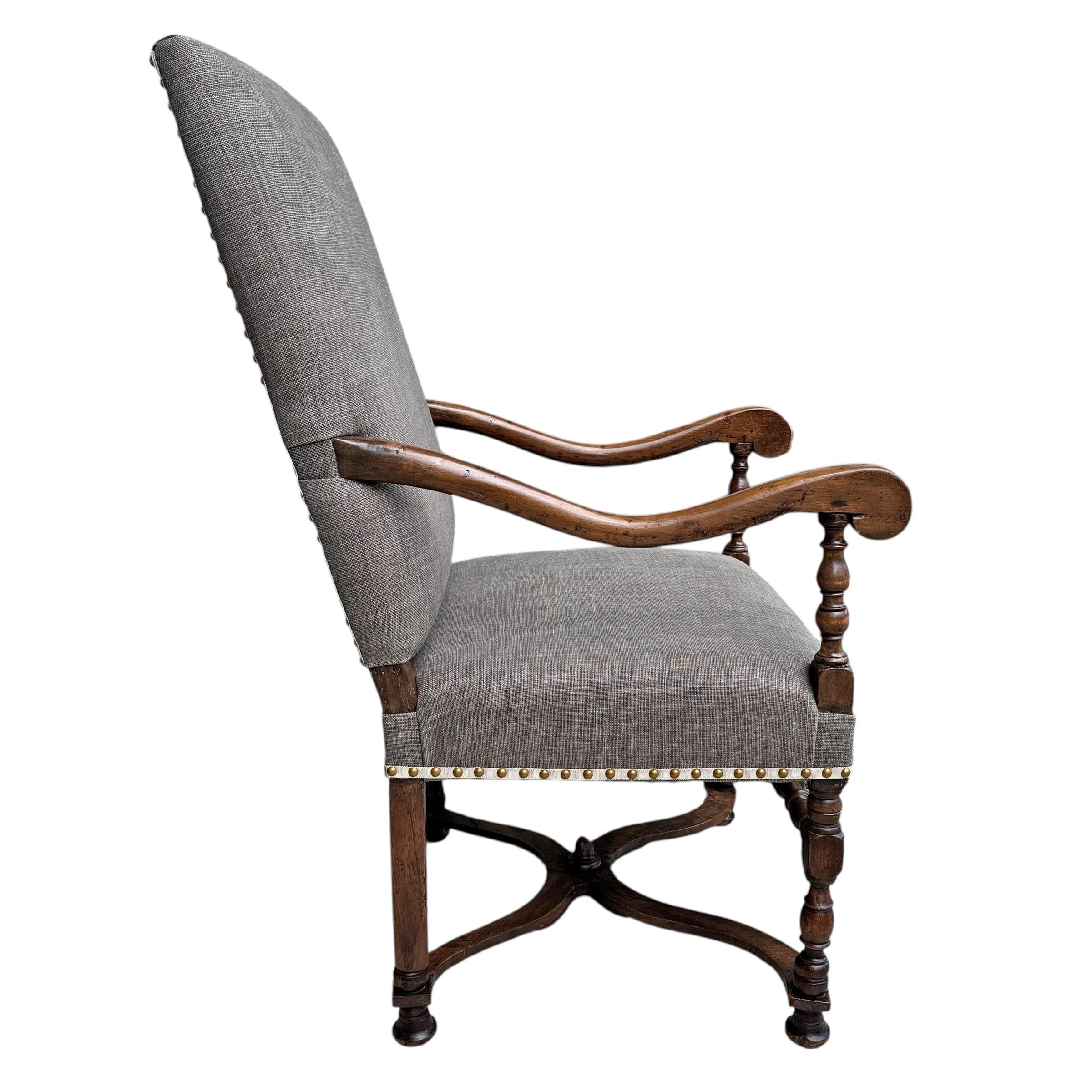 XVIIIe siècle et antérieur Fauteuil Louis XIII du 17ème siècle en vente