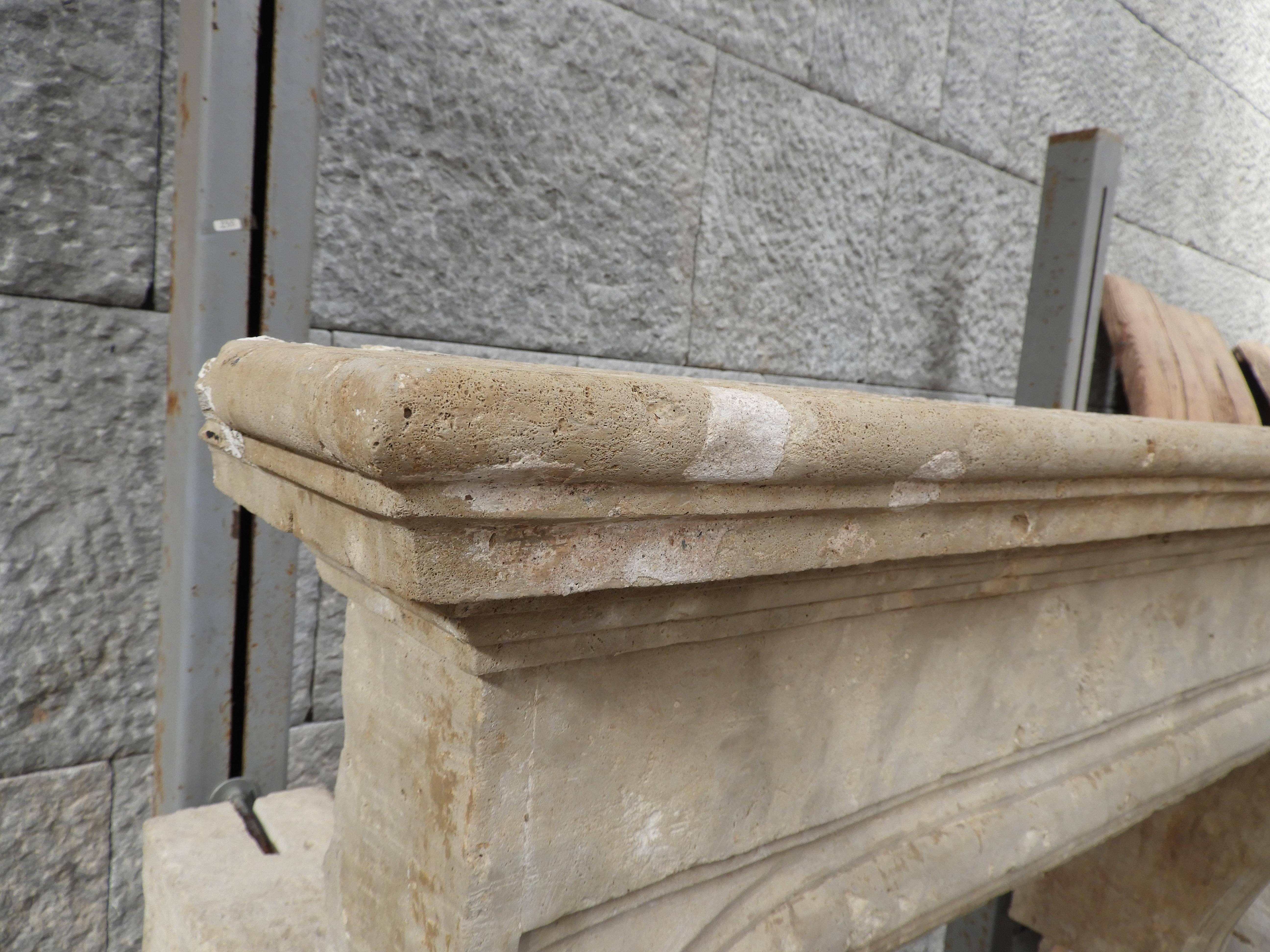 17th Century Louis XIII Fireplace in French Sandstone In Good Condition For Sale In Zedelgem, BE