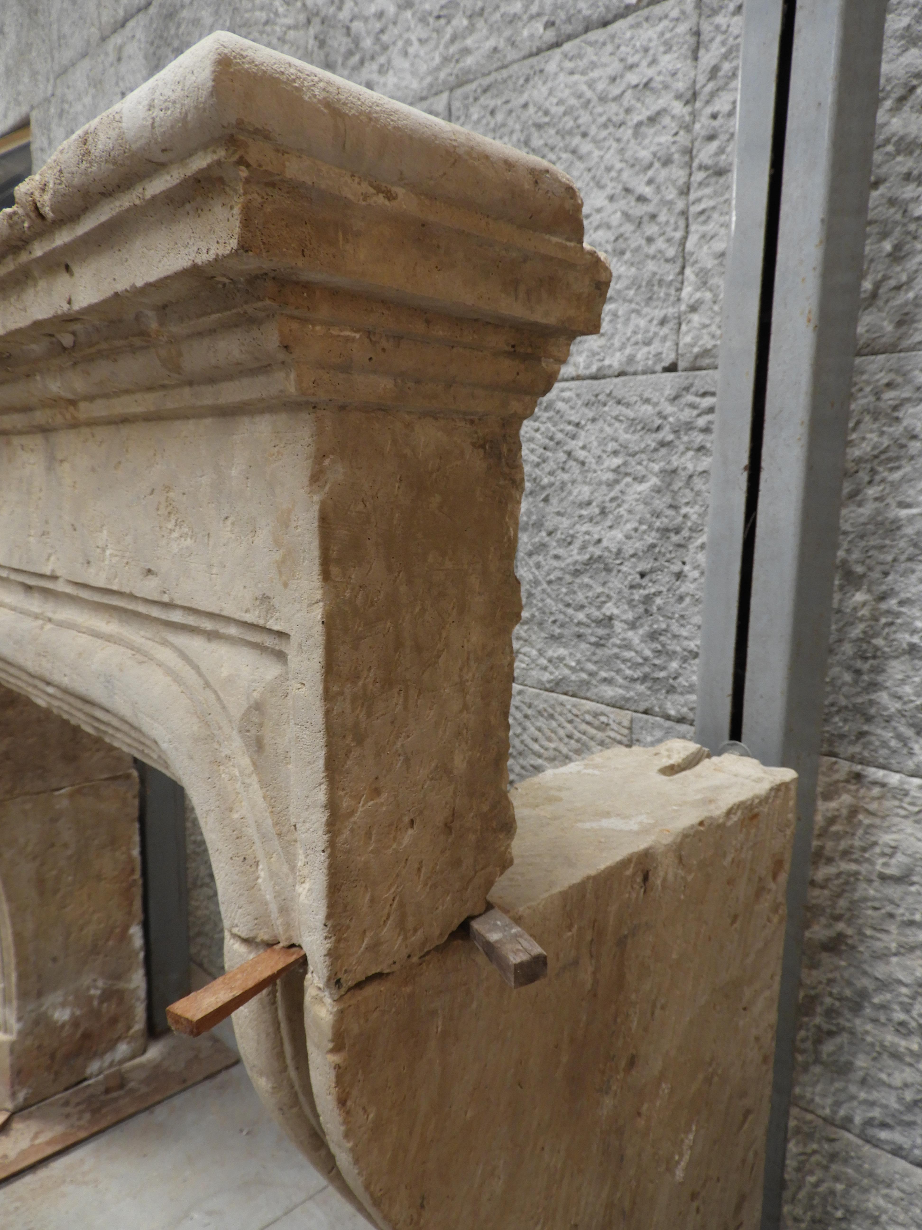 17th Century Louis XIII Fireplace in French Sandstone For Sale 1