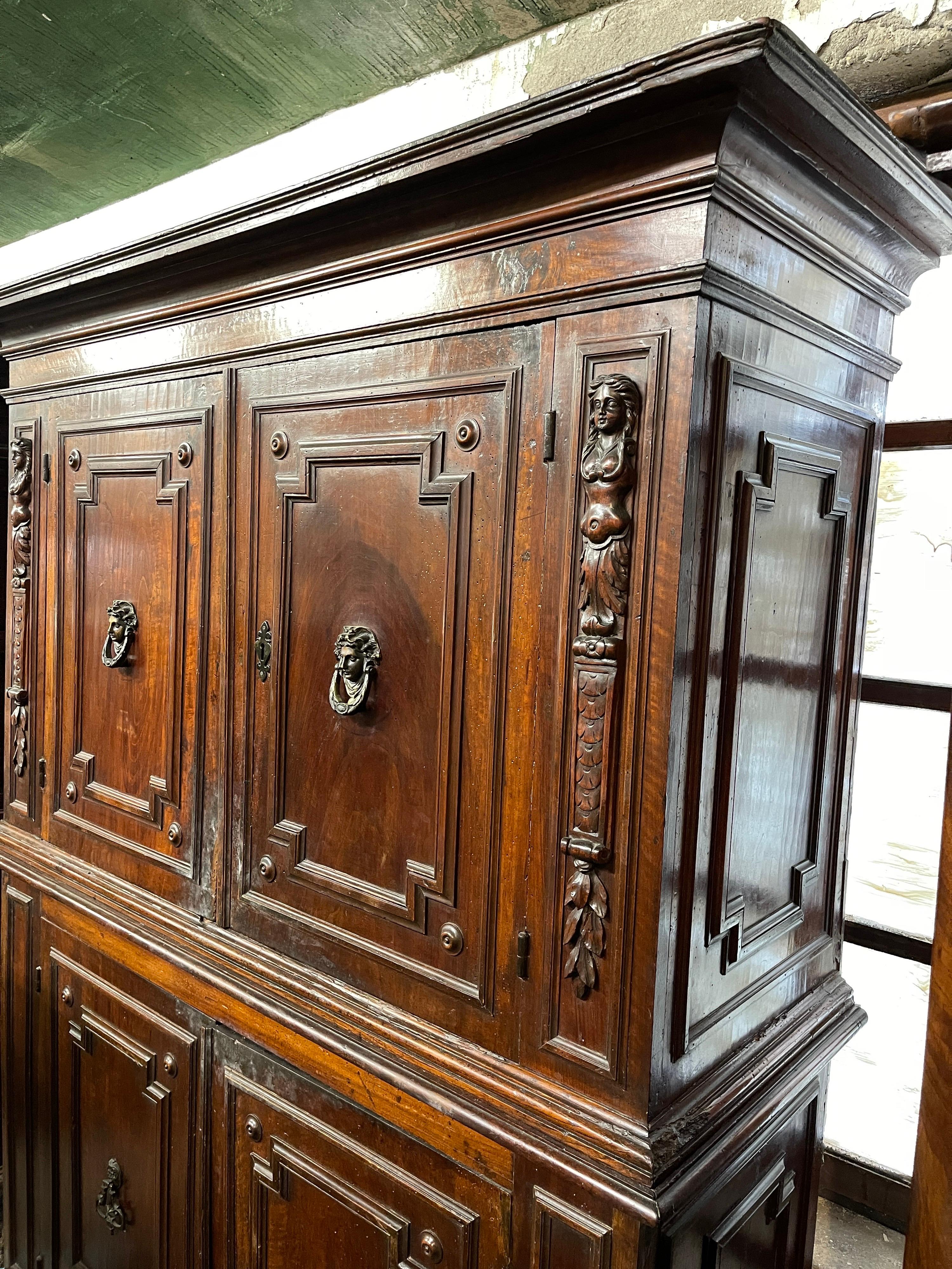 A walnut veneered two-section sideboard, Central Italy, probably city of Rome, beginning of the 17th century.
Double-bodied walnut cabinet, with upper molded frame surmounting a smooth architrave.
A second molded border separates the two elements