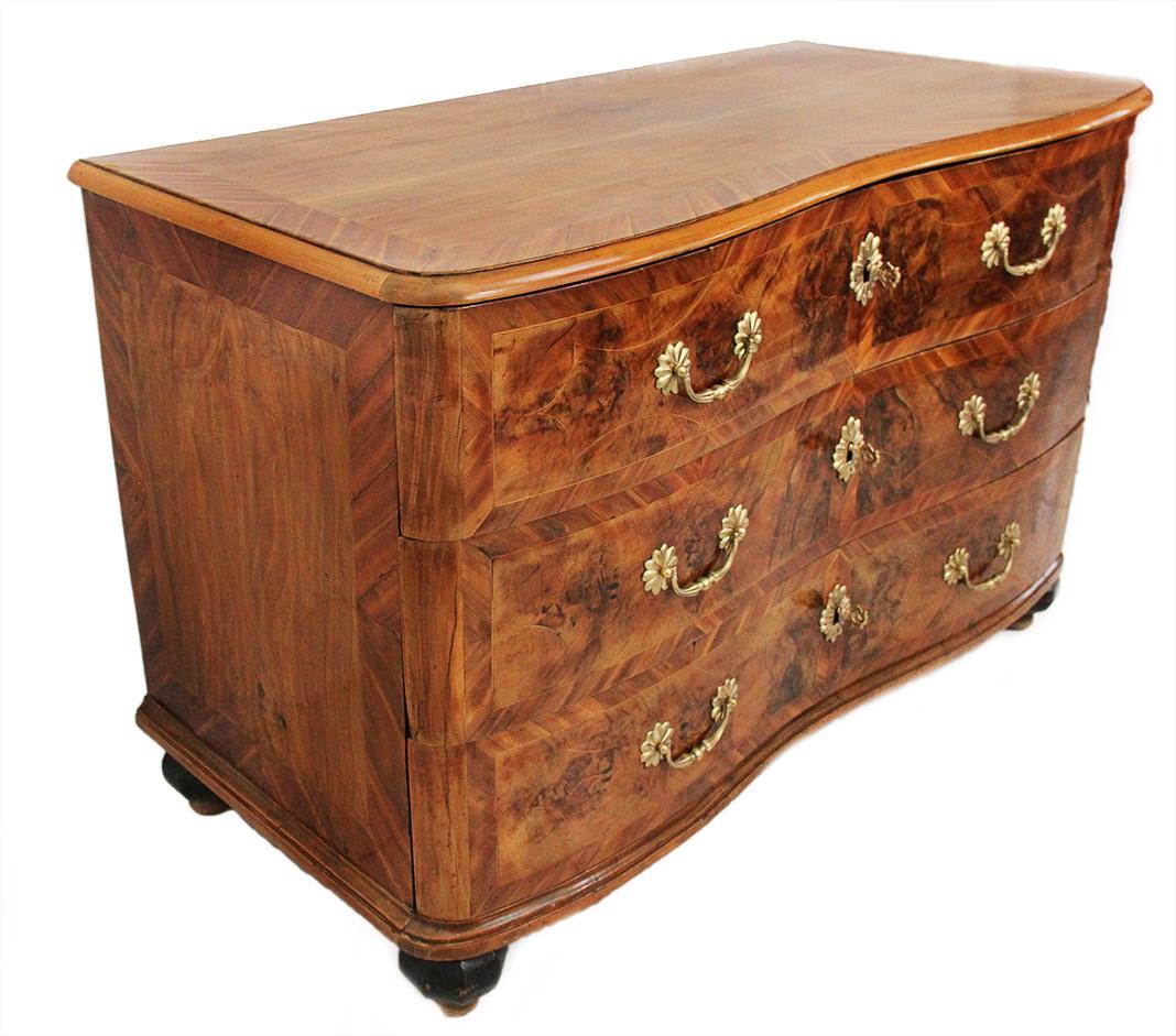 Chest of drawers with burr marquetry 17th century - Louis XIV period
Beautiful Louis XIV chest of drawers in burr marquetry, opening with three drawers, ball feet.
Furniture of the 17th century, Louis XIV period and style. 
Dimensions