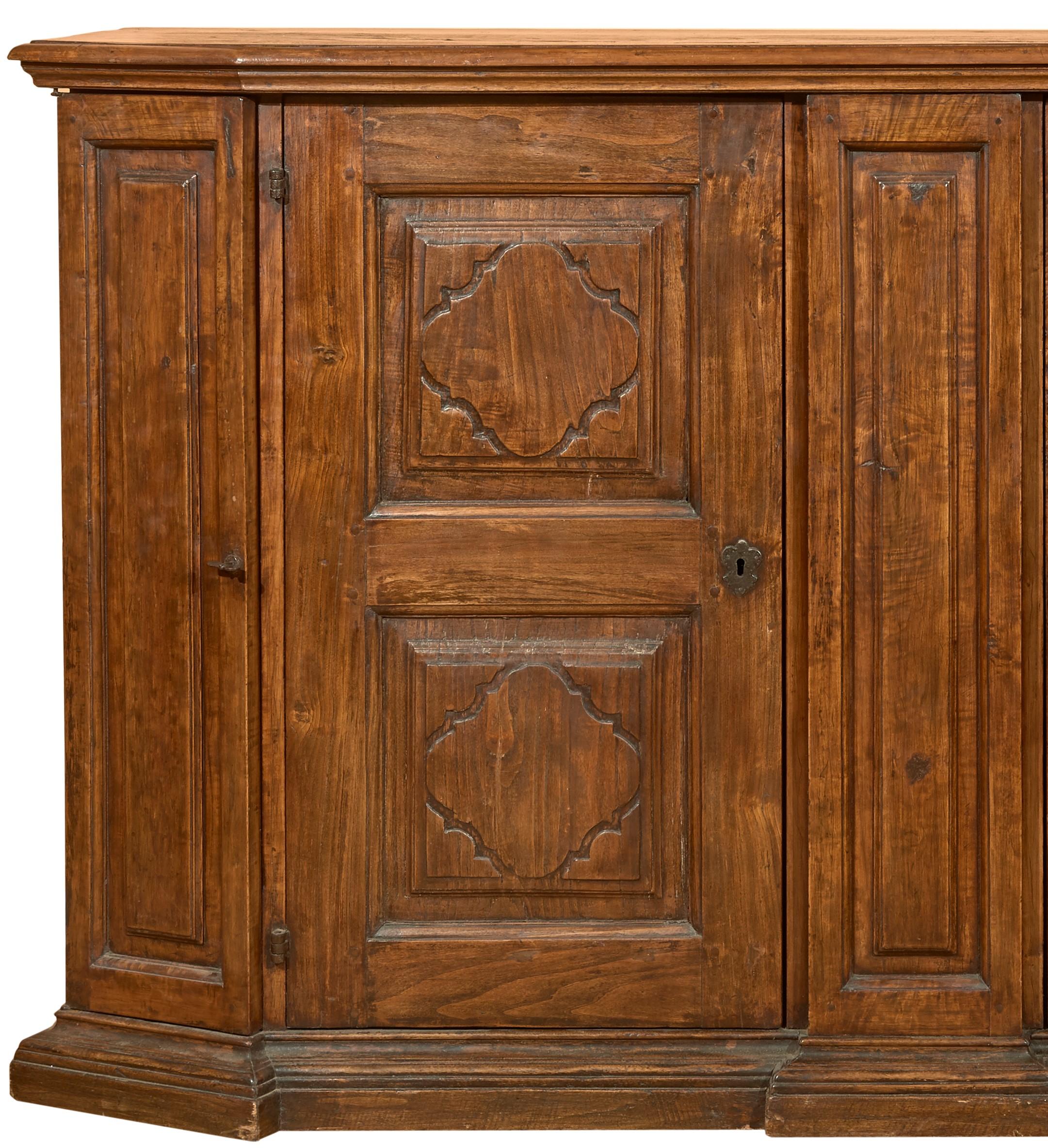 Louis XIV. Italienisches Sideboard aus Nussbaumholz, Mantova, 17. Jahrhundert (Handgeschnitzt) im Angebot