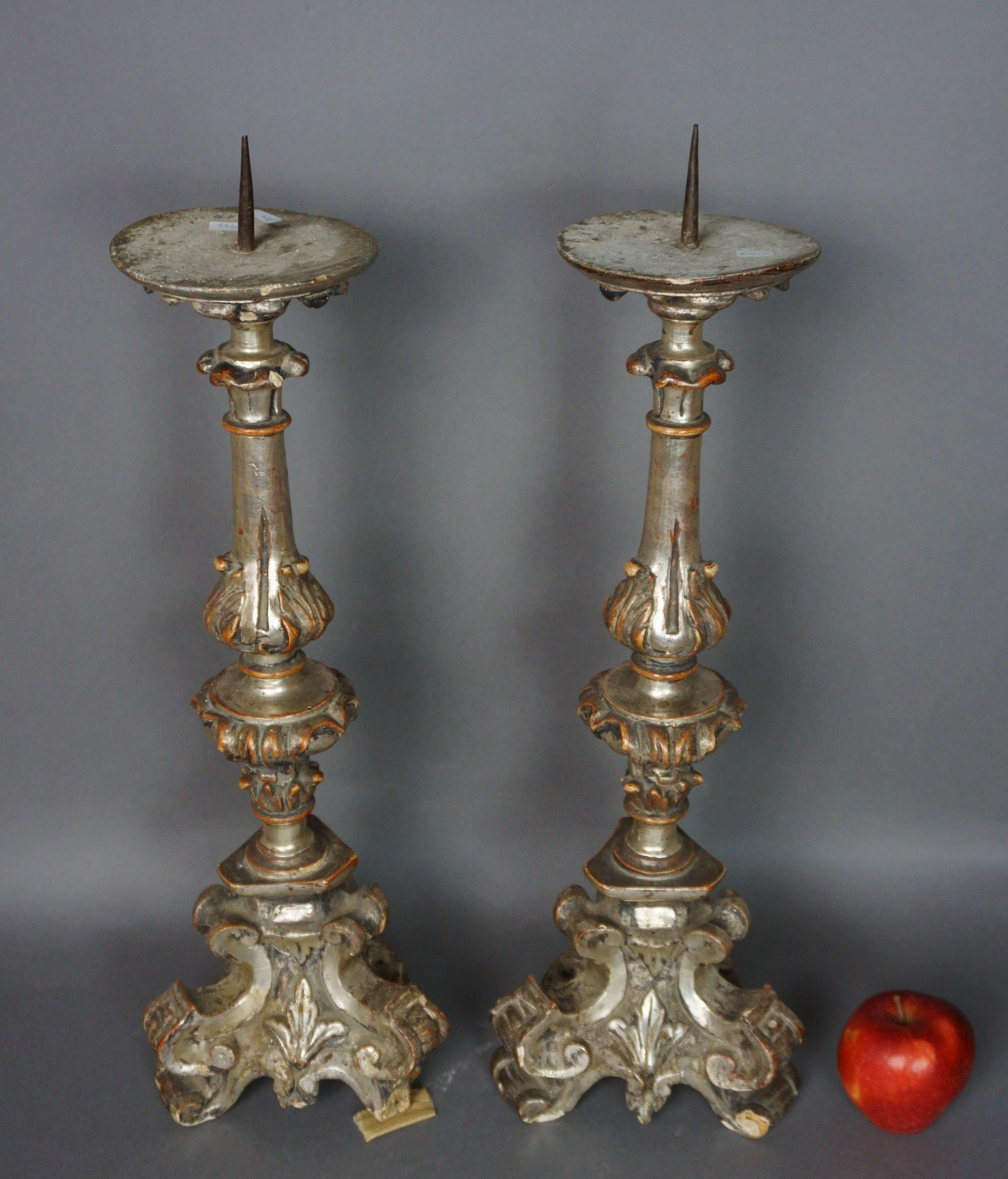 Pair of Italian carved and silvered wood church candelabras, Louis XIV style, Italy, 17th century.
Very beautiful quality, richly carved. Original patina.