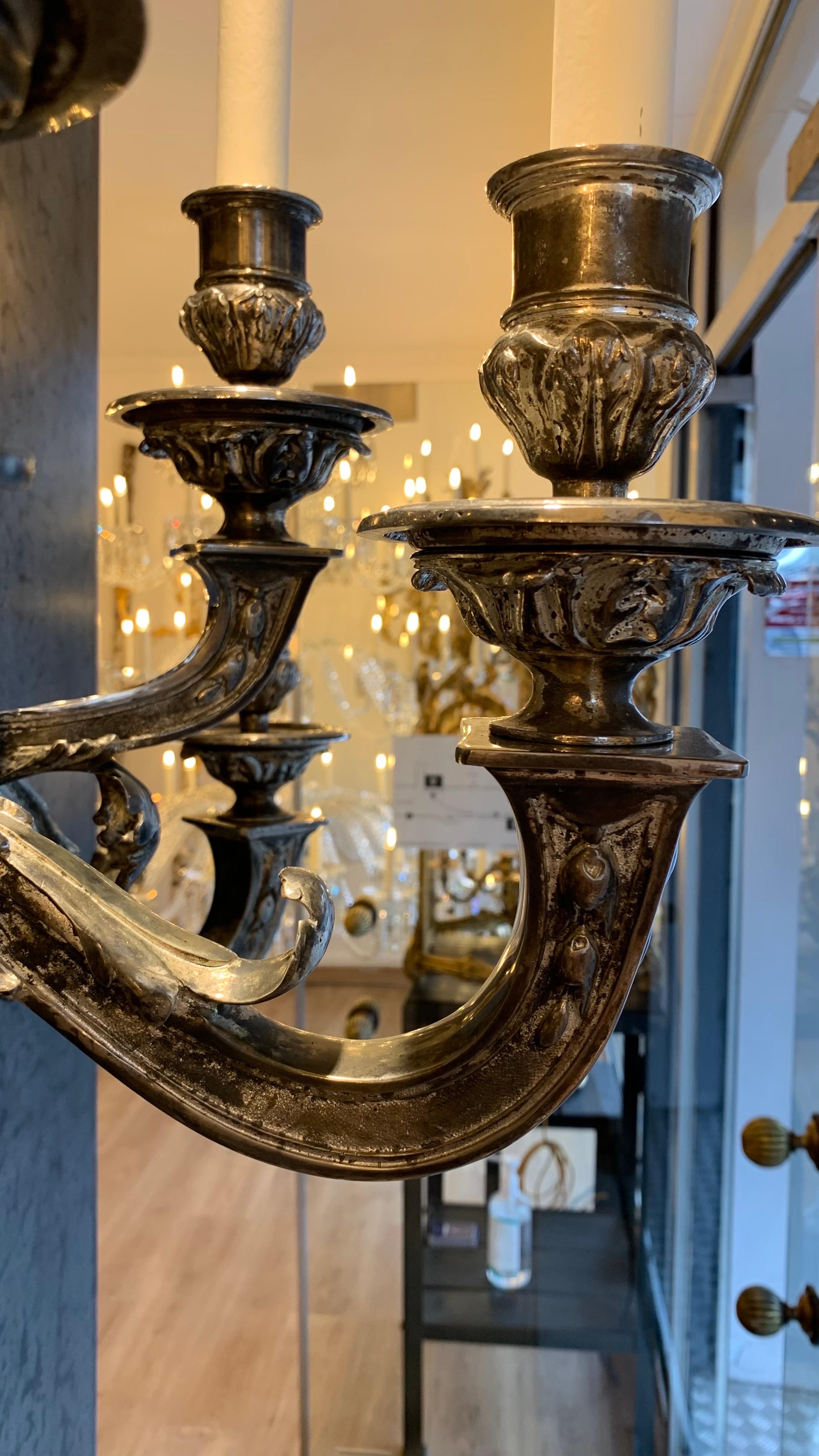 Lampada da parete Luigi XIV del XVII secolo a 5 lampi in bronzo e argento ossidato in vendita 1
