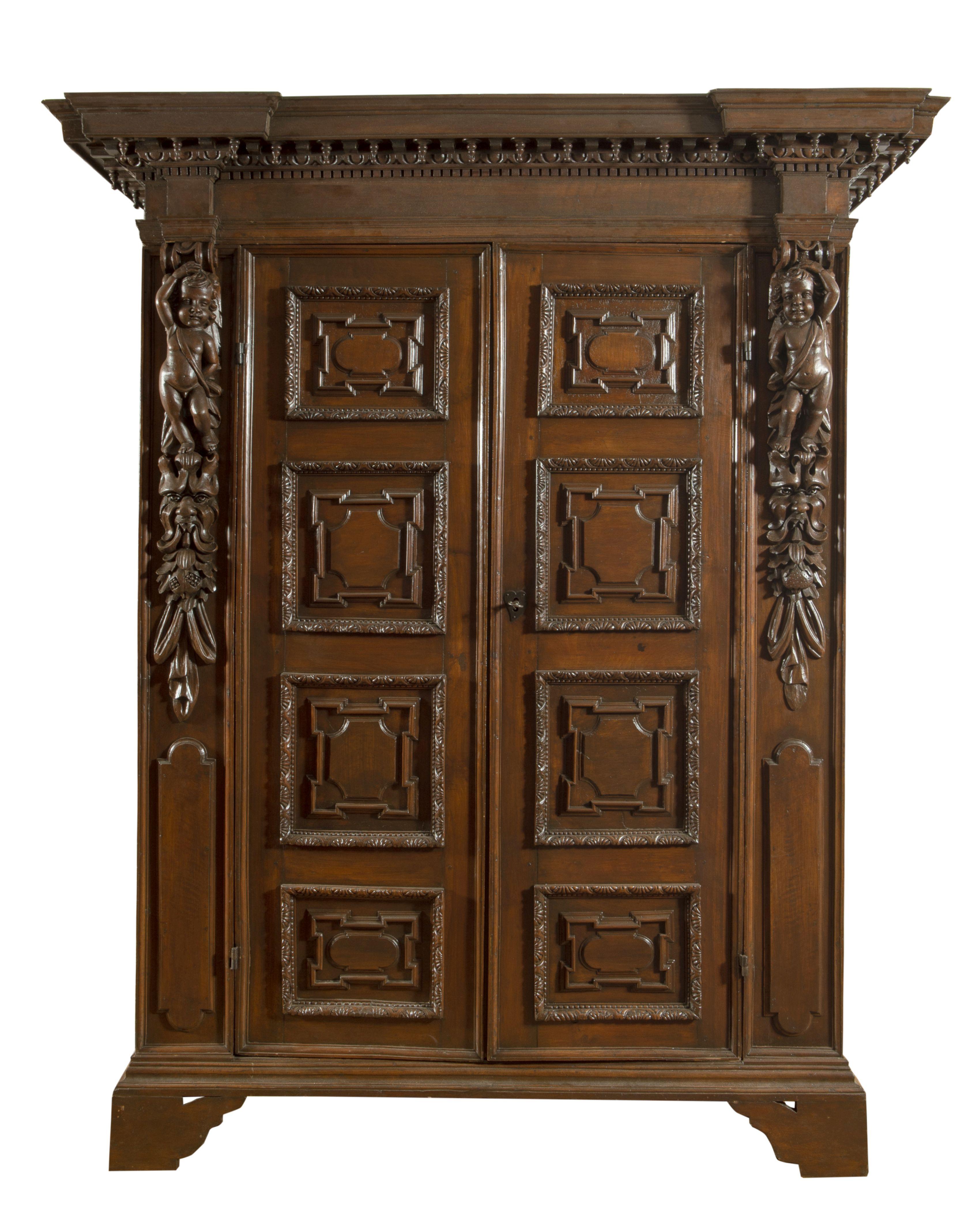 Italian, bergamasque wardrobe in solid walnut, made in the 17th century, measuring 240 x 165 x 65 cm, refined and elegant in every part including the superb construction of the hat.

This characteristic almost always present in the flaps and in