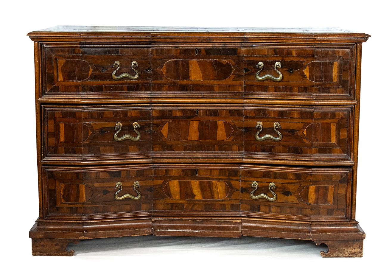 Rare pair of Venetian canterani - Padua, late 17th century.
Although imposing in size , they remain ,with their excellent proportions light and well balanced.
The two canterani chests of drawers are panelled in walnut and inlaid , on all sides, the