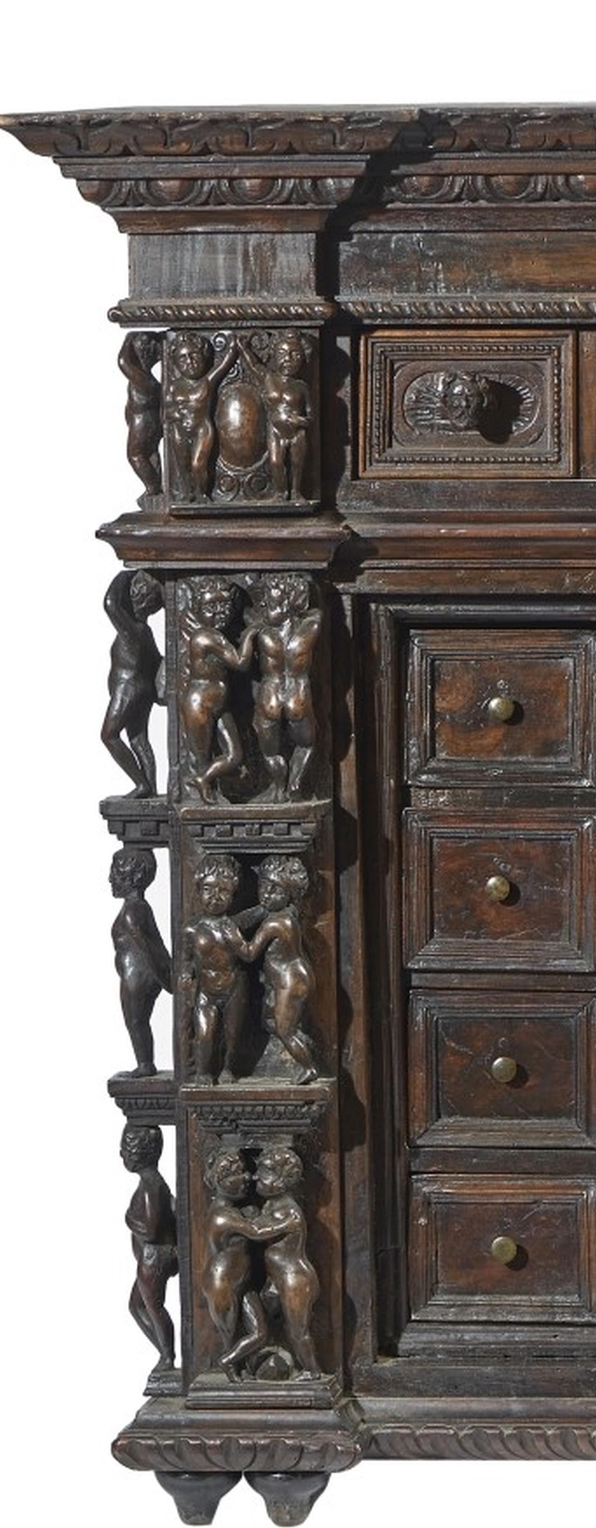 Cabinet of the seventeenth century. in Bambocci Genovese of the mid-17th century, measuring 185 x 115 x 55 cm, all carved in walnut with a refined workmanship on the sides and a meticulous and meticulous central construction of all the drawers;