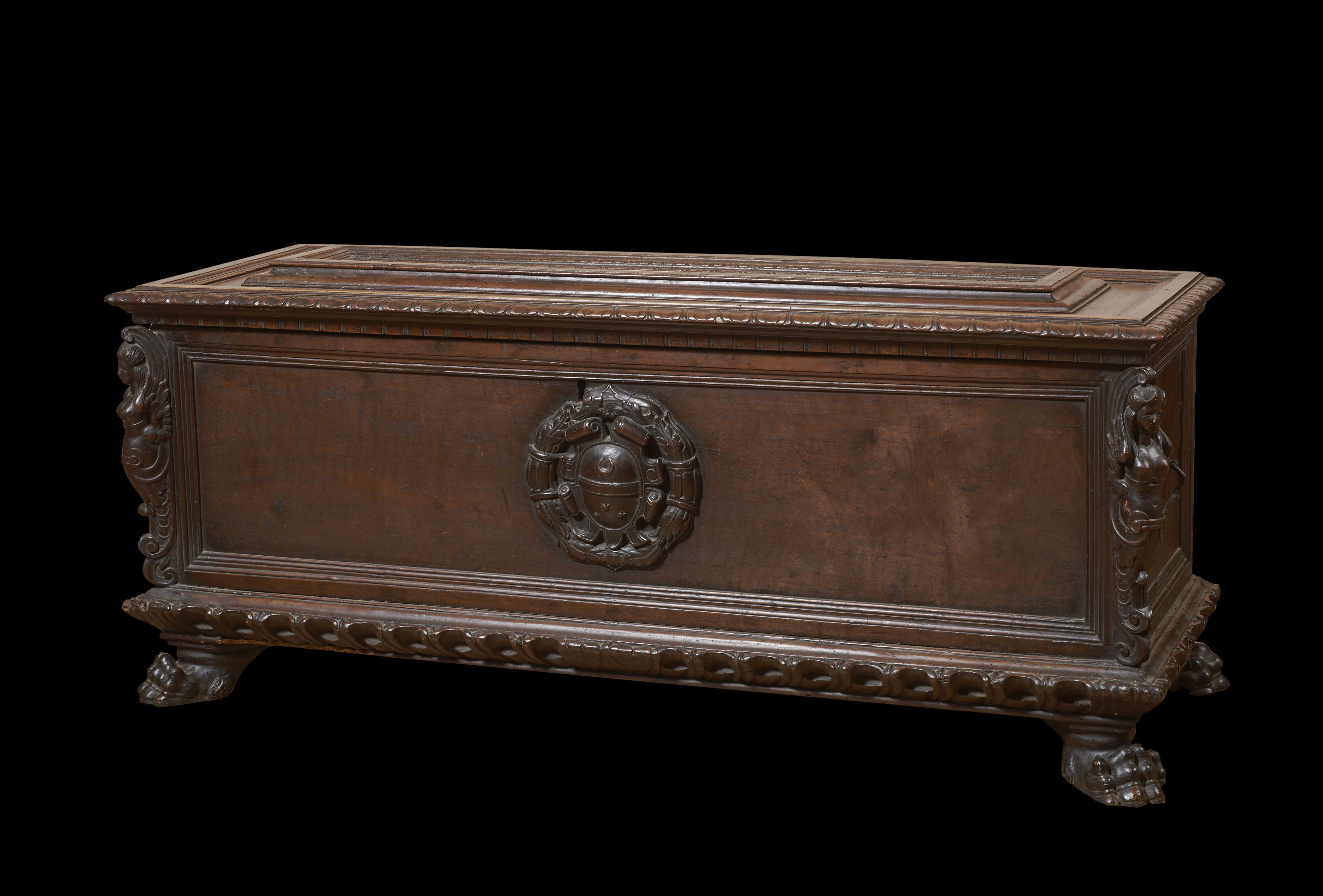 Lombard chest, Cremona, in walnut measuring 60 x 150 x 53 cm from the second half of the seventeenth century.

This rich walnut chest was built in the seventeenth century in the Lombard area.

On the heavy front feet, sculpted like a lion's paw,