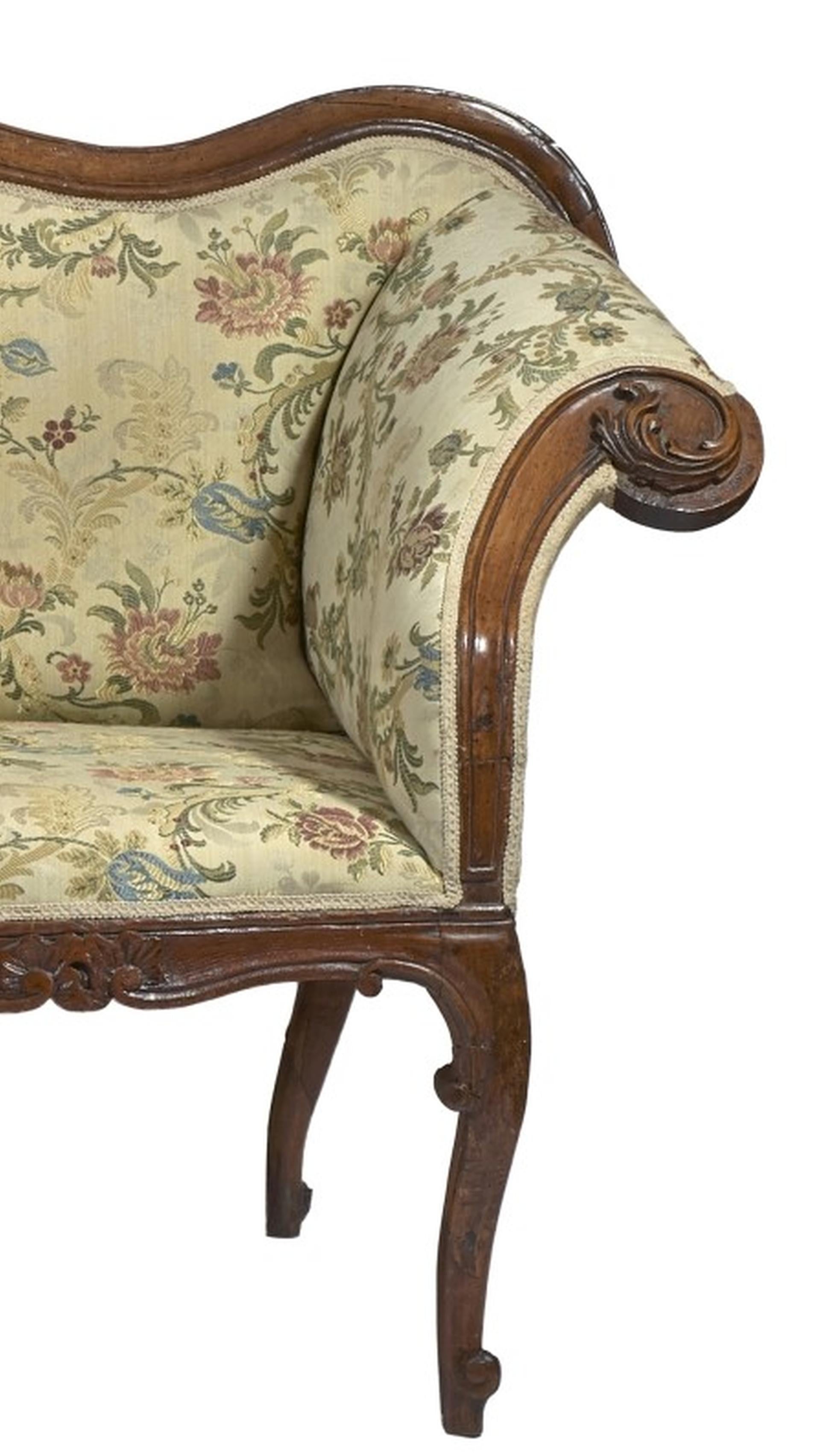 17. Jahrhundert Louis XV 15 Nussbaum Italienisches Sofa Kurvige Flügel Lange Beine Braun Weiß (Handgeschnitzt) im Angebot