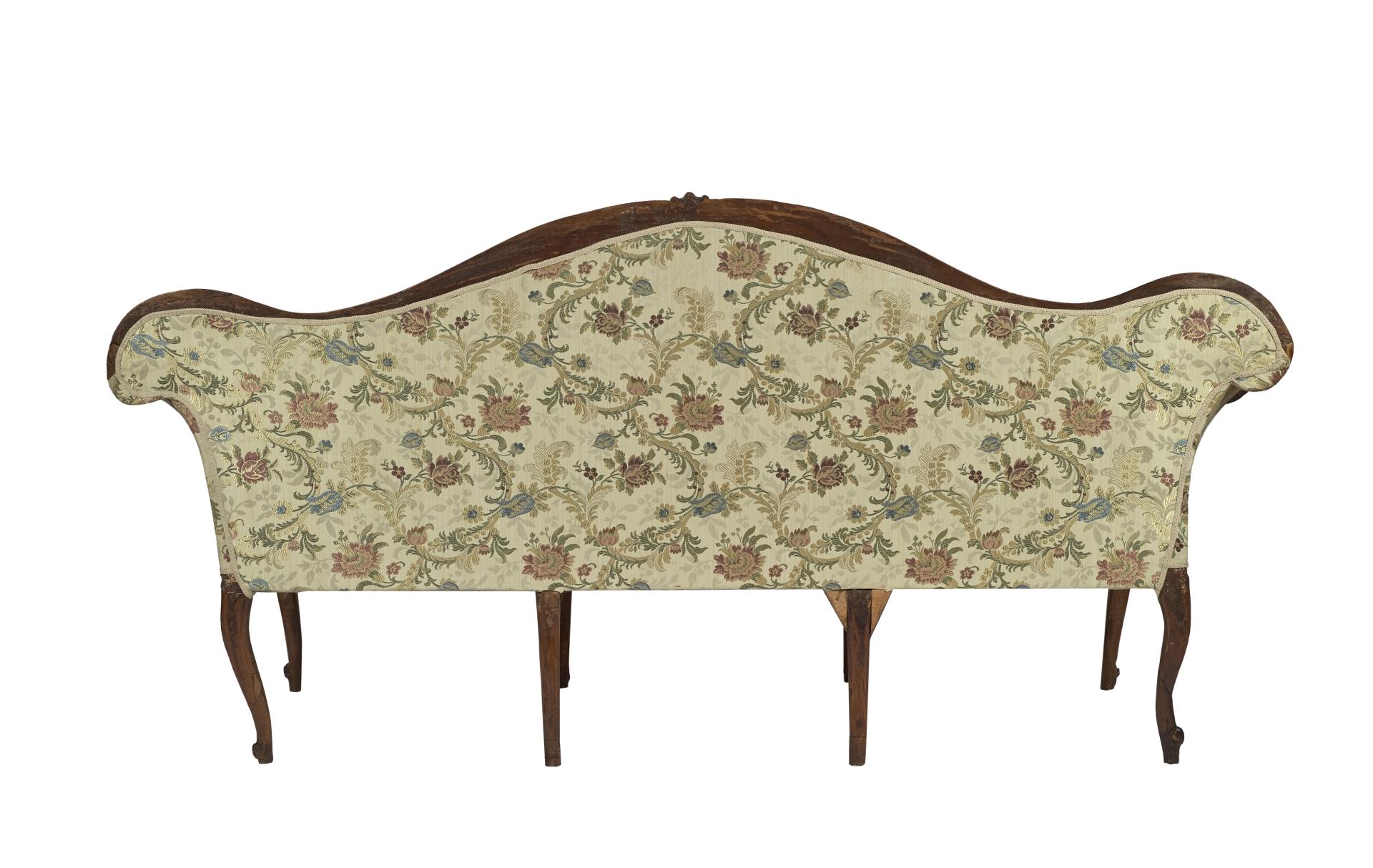 17. Jahrhundert Louis XV 15 Nussbaum Italienisches Sofa Kurvige Flügel Lange Beine Braun Weiß (Walnuss) im Angebot