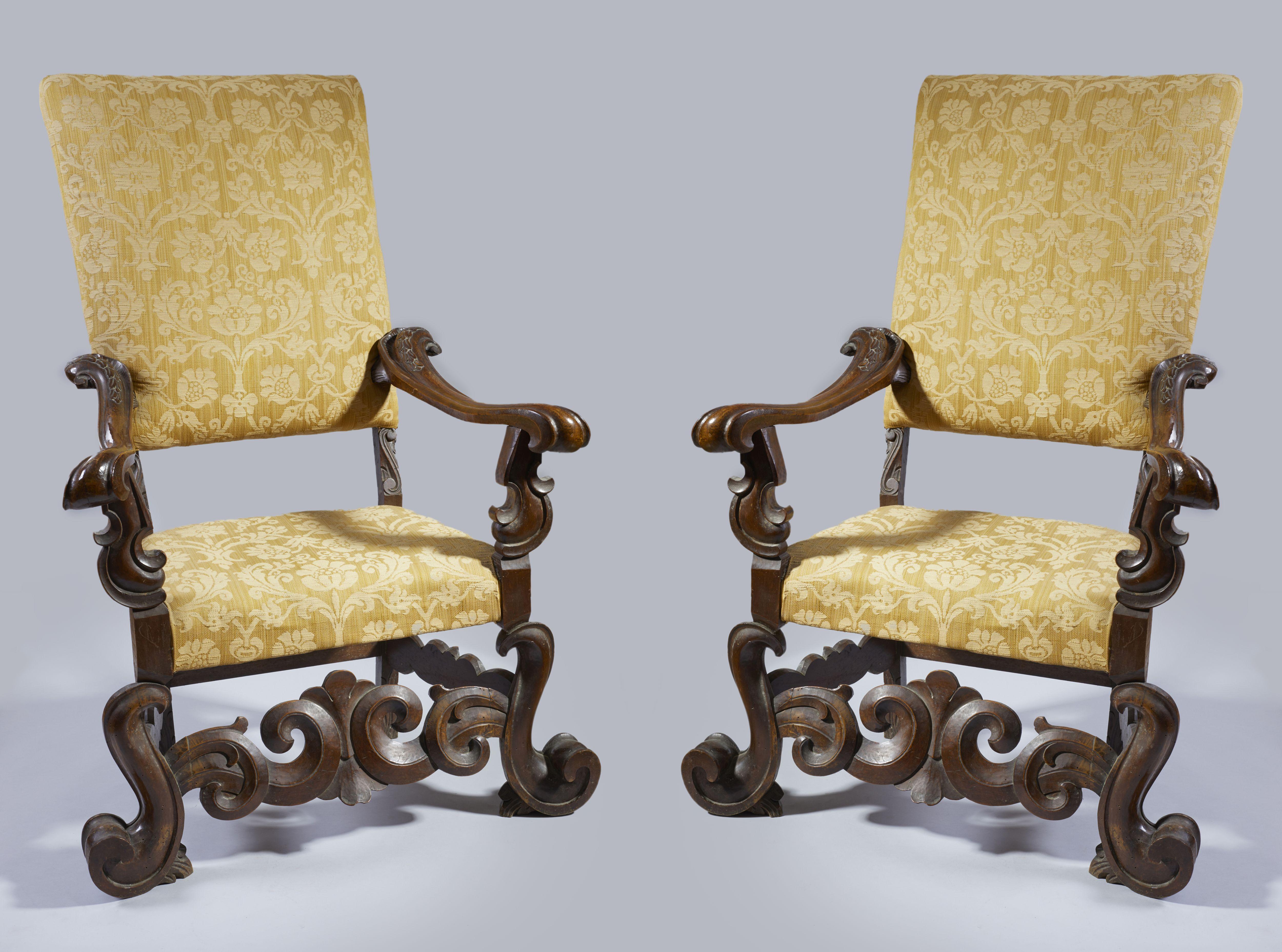 Pair of Louis XV Venetian armchairs in walnut, measuring 137 x 90 x 70 cm and with a seat of 48 x 70 cm, from the end of the 17th century with a pronounced carving, not in common use, of great importance.

In the seventeenth century chairs and