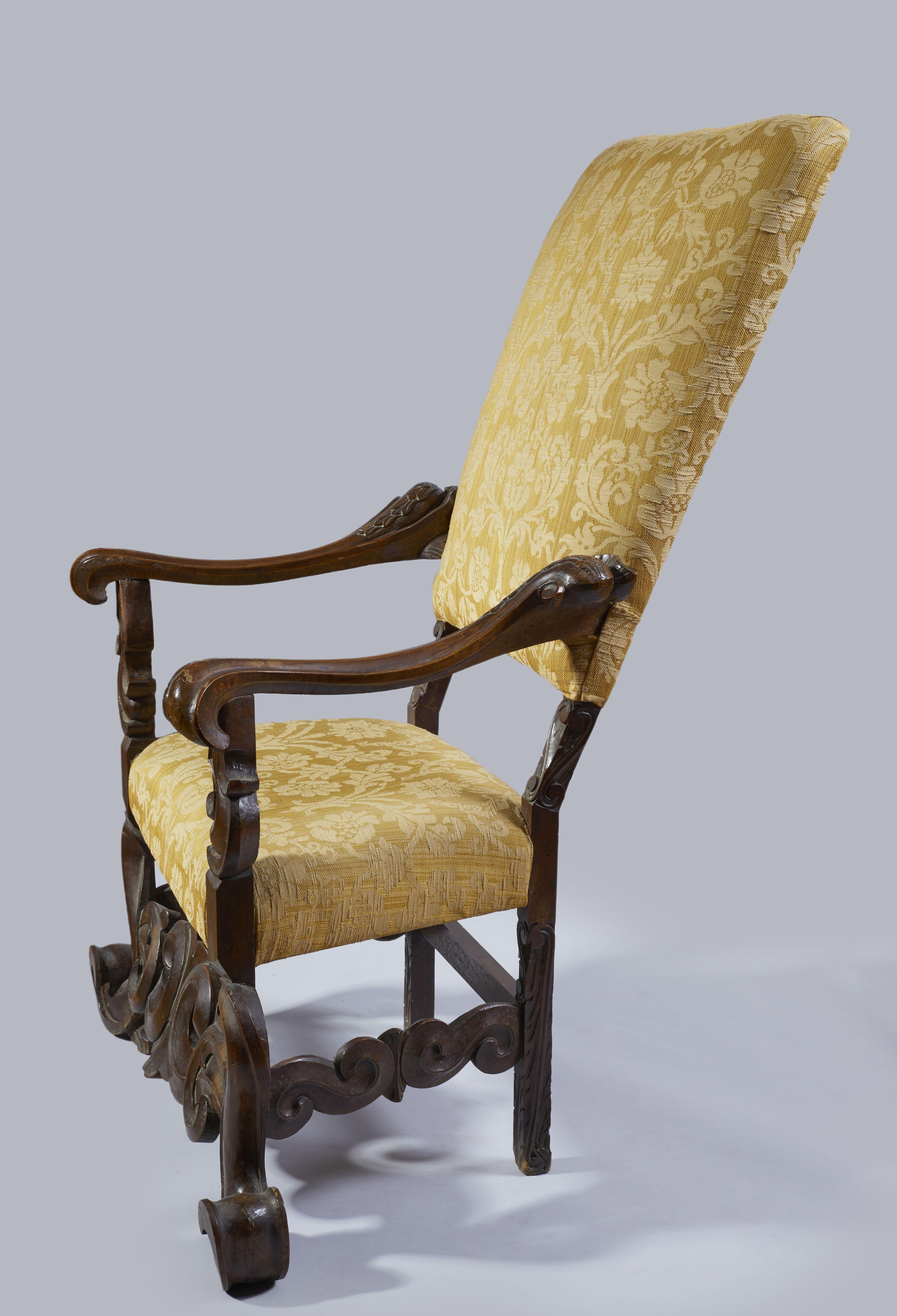 Hand-Carved 17th Century Louis XV Walnut Venetian Armchairs Pair Of Hand Carving Yellow For Sale