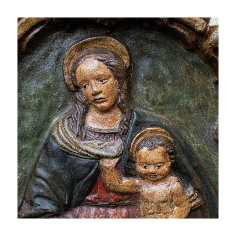 Polychrome Madonna mit Kind aus der Impruneta Tondo-Terrakotta aus dem 17. Jahrhundert (Italienisch) im Angebot