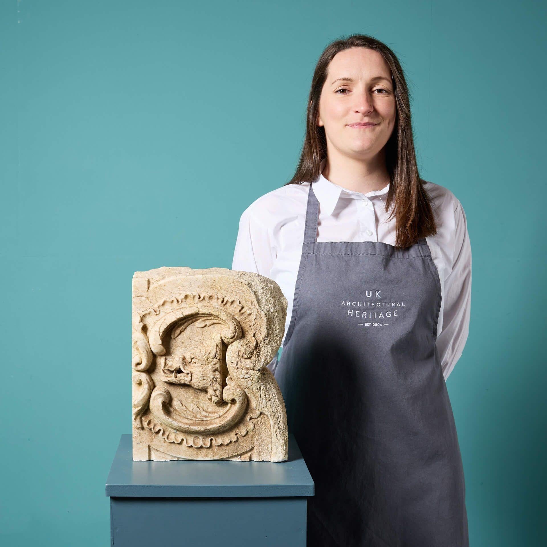 Un frammento di marmo architettonico scolpito che raffigura una testa di cinghiale, recuperato dall'Abbazia di Pentney, nel Norfolk.

Risalente al 1680 circa, questa scultura animale indipendente presenta un design stilizzato di grande effetto che