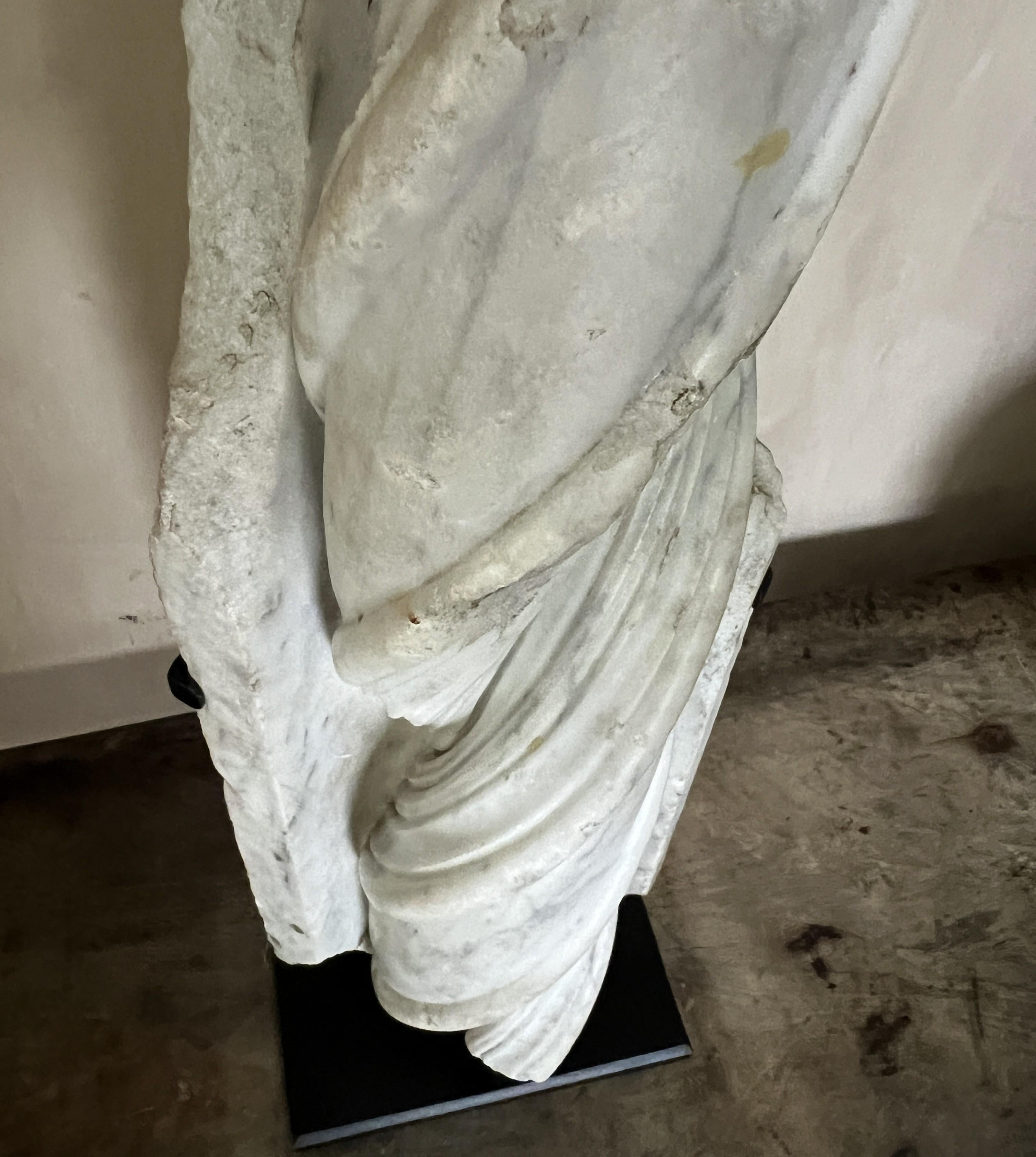 Frammento architettonico a spirale in marmo del XVII secolo in vendita 3