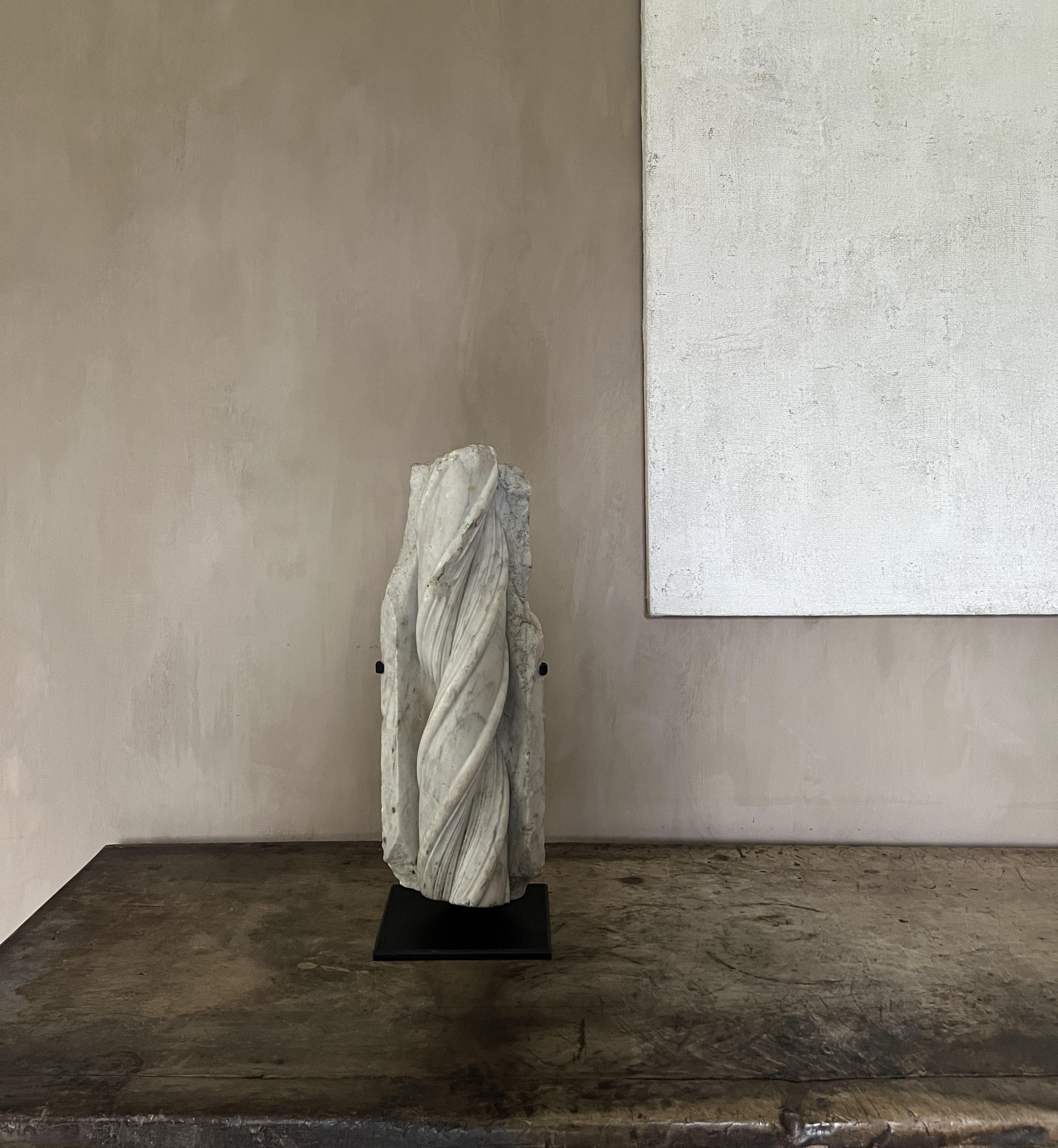 Frammento architettonico a spirale in marmo del XVII secolo in vendita 5