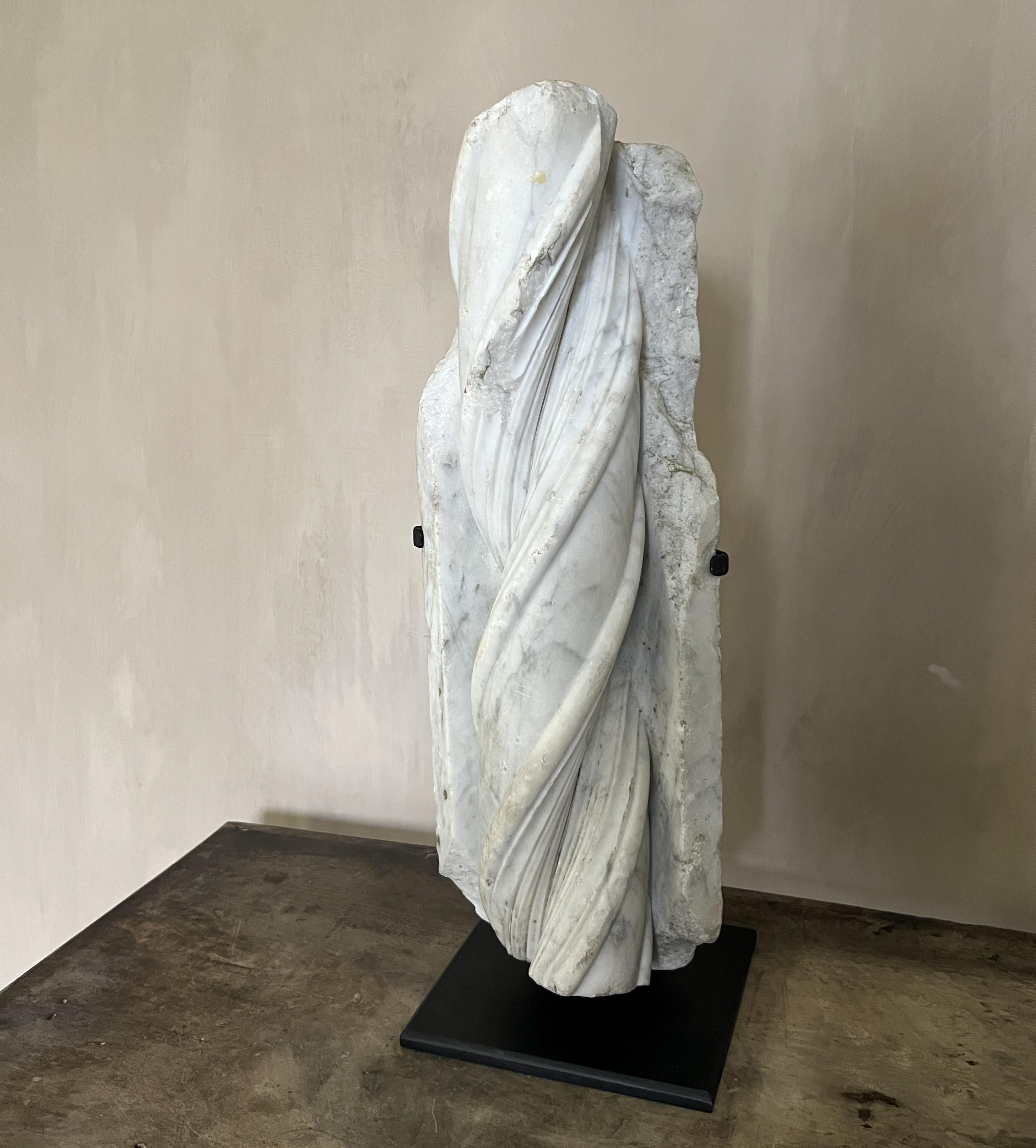 Frammento architettonico a spirale in marmo del XVII secolo In condizioni buone in vendita a Vosselaar, BE