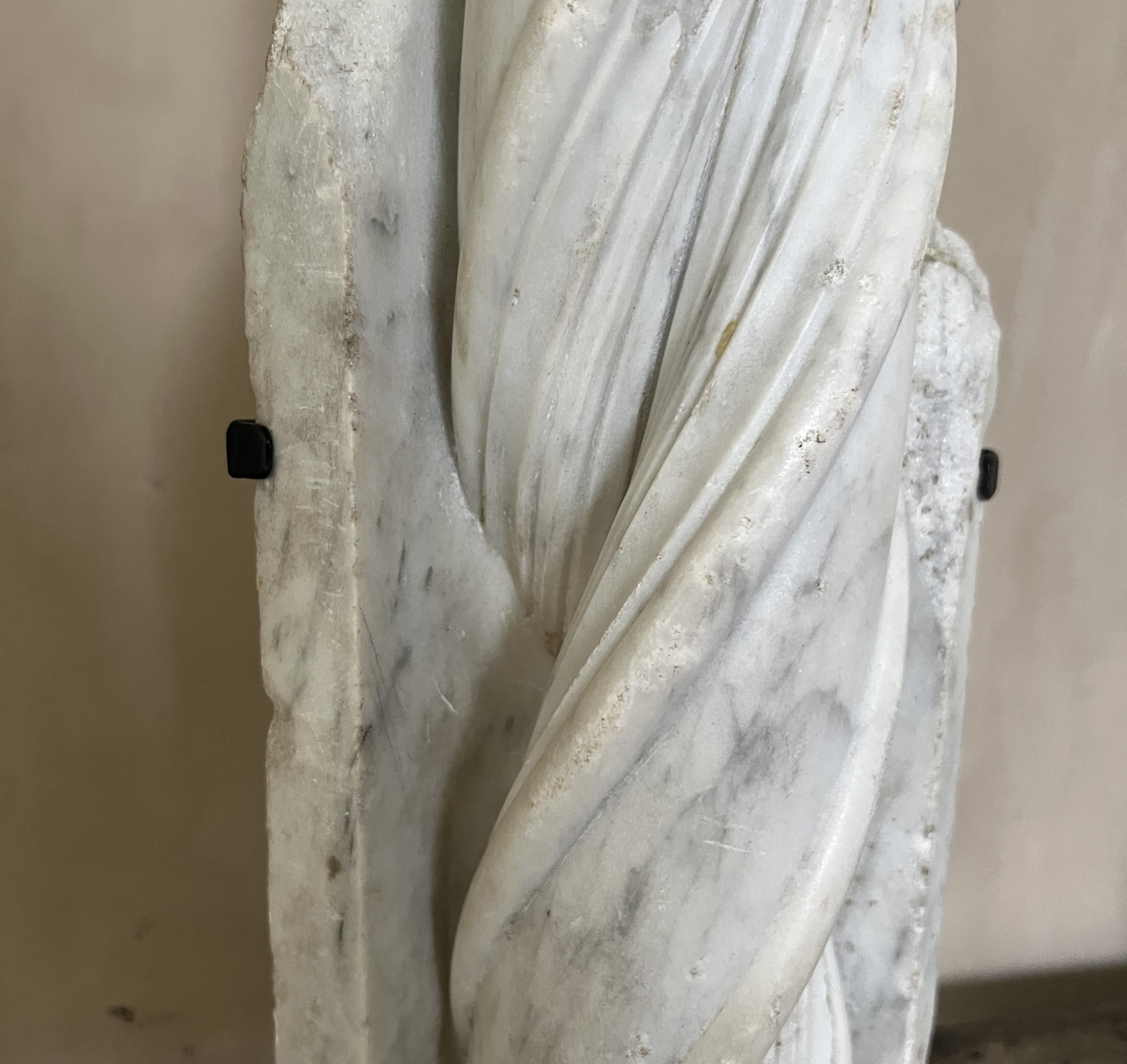 Marmo di Carrara Frammento architettonico a spirale in marmo del XVII secolo in vendita