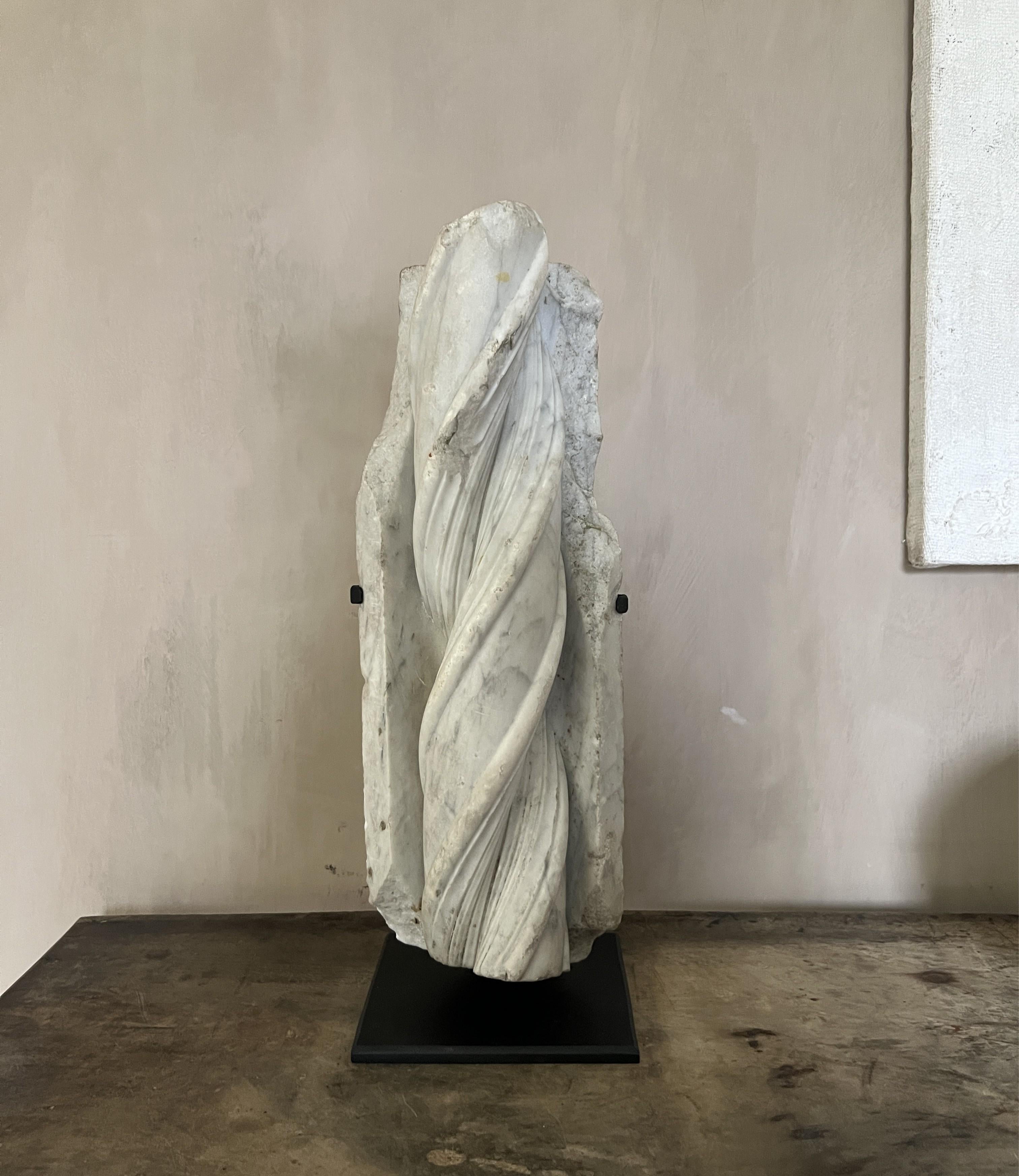 Frammento architettonico a spirale in marmo del XVII secolo in vendita 1