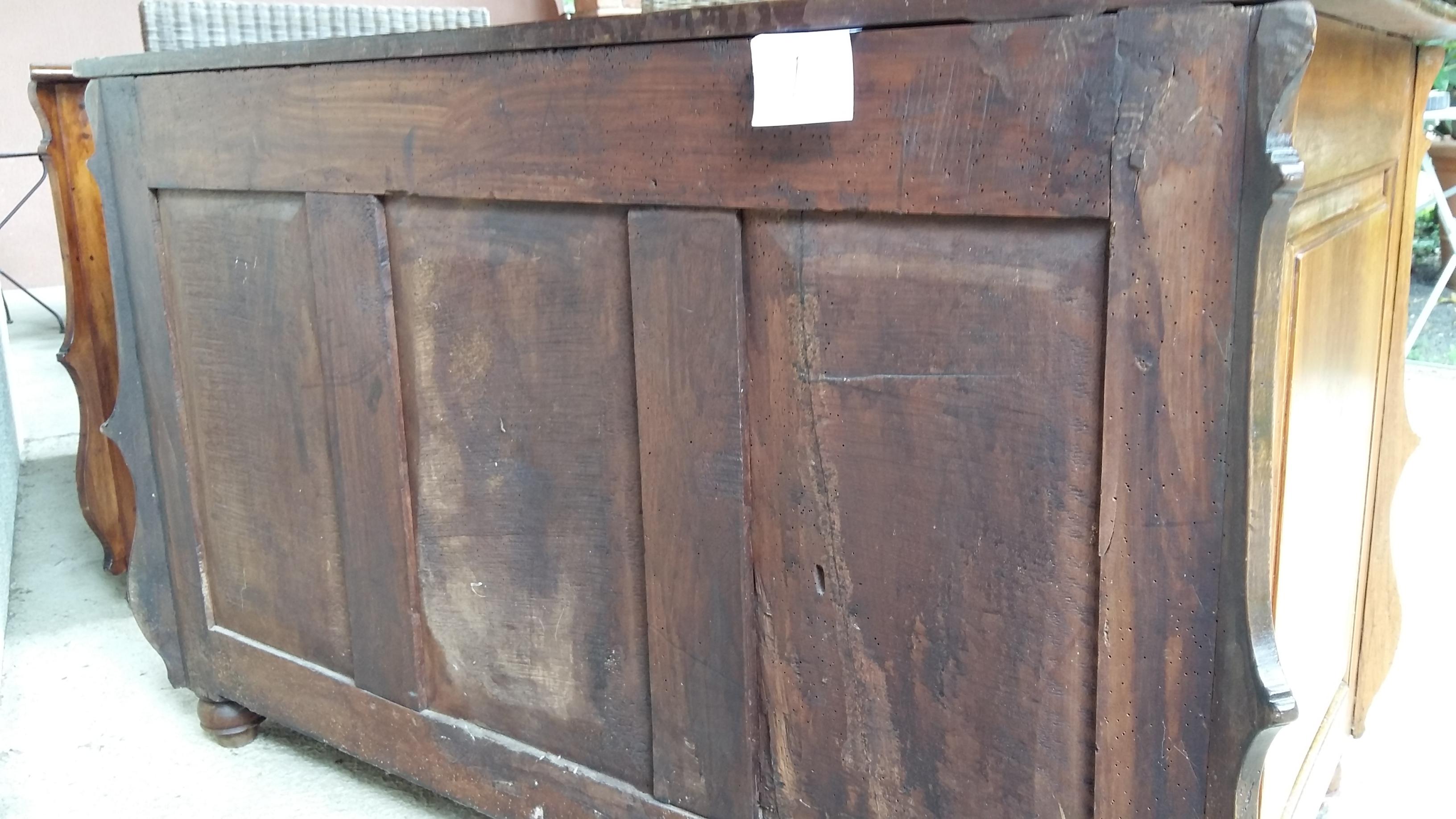 Chest of drawers called Mazarin in walnut.
Louis XIV period.
It opens with three drawers.
Drawers with wrought iron drop handles. Locks, handles and original lock entry. Clear patina.
From a castle in Auvergne (France).
Measures: Length: 132