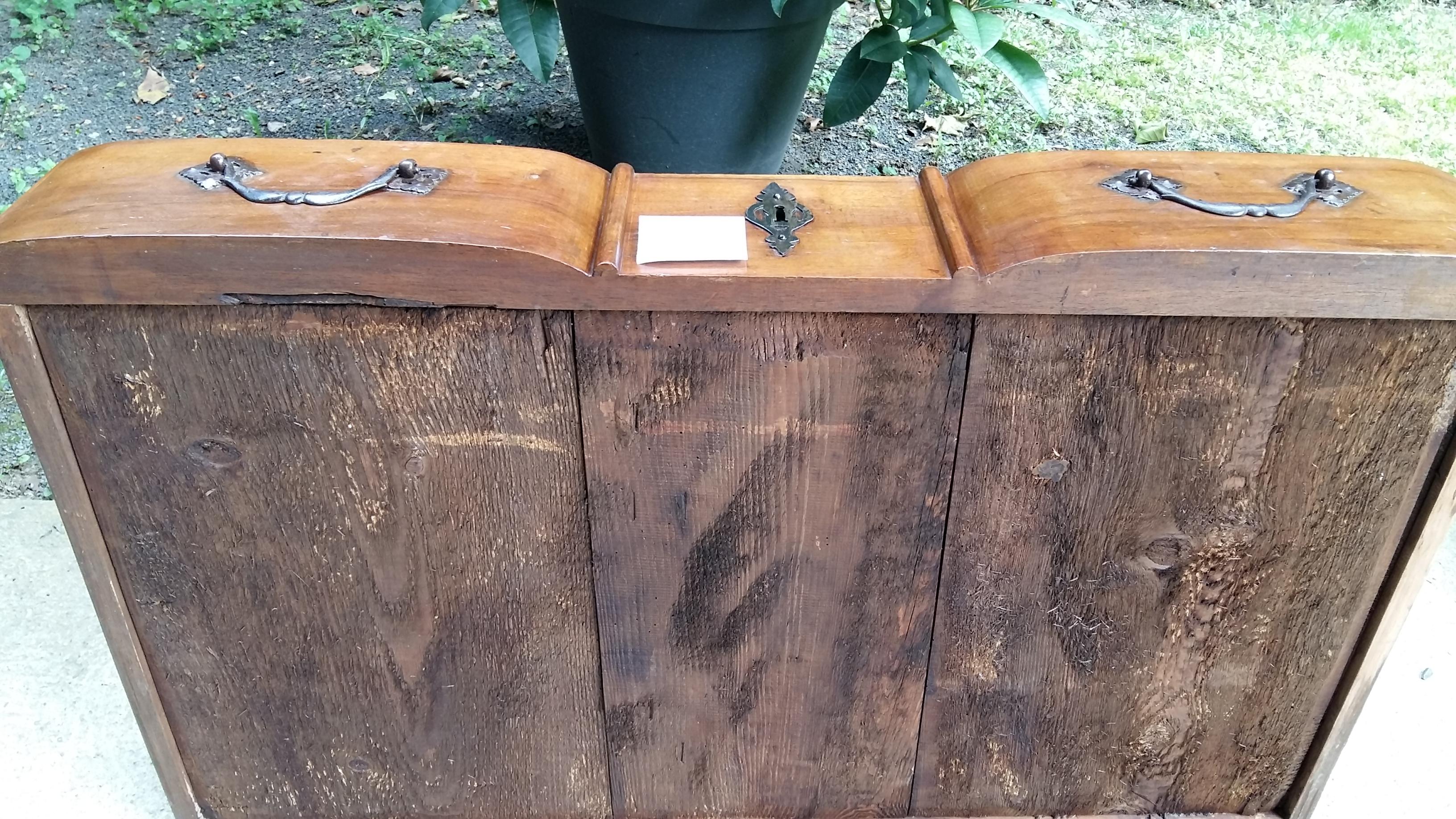 17th Century Mazarine Walnut Louis XIV Commode, France In Good Condition For Sale In Longueil, FR