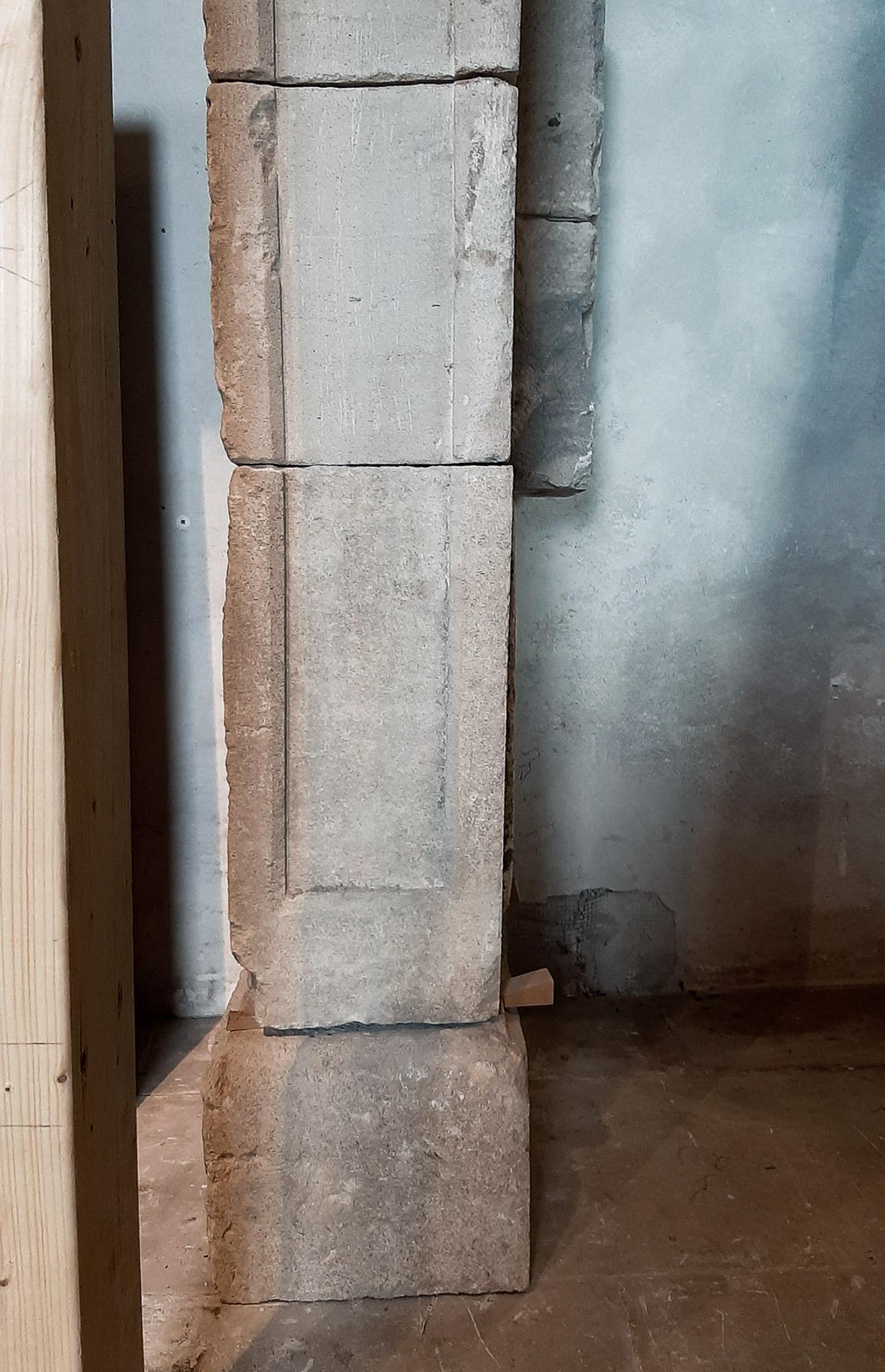 Monumentaler französischer Kaminsims aus Kalkstein aus dem 17. Jahrhundert im Angebot 5