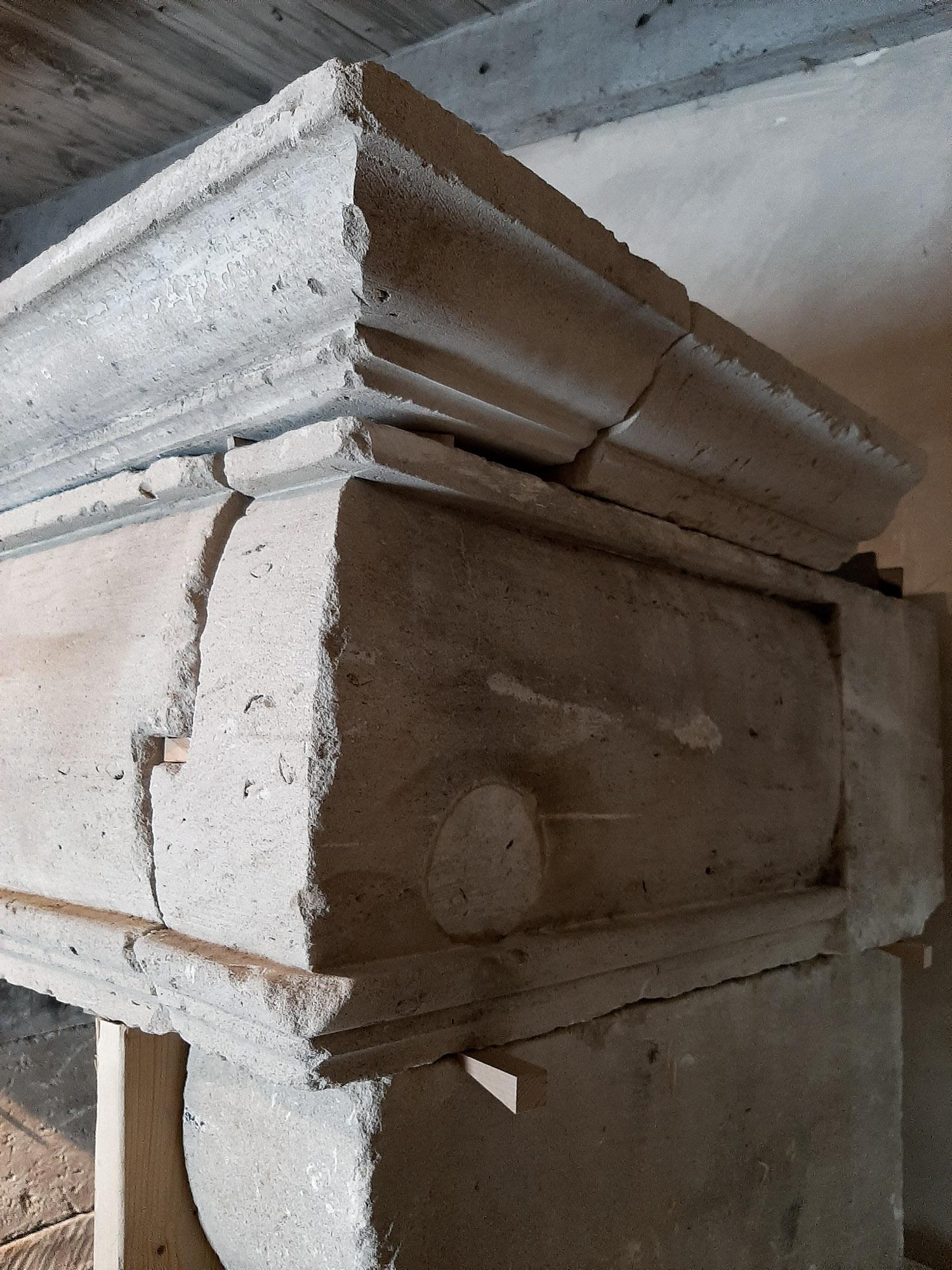 Monumentaler französischer Kaminsims aus Kalkstein aus dem 17. Jahrhundert im Angebot 4