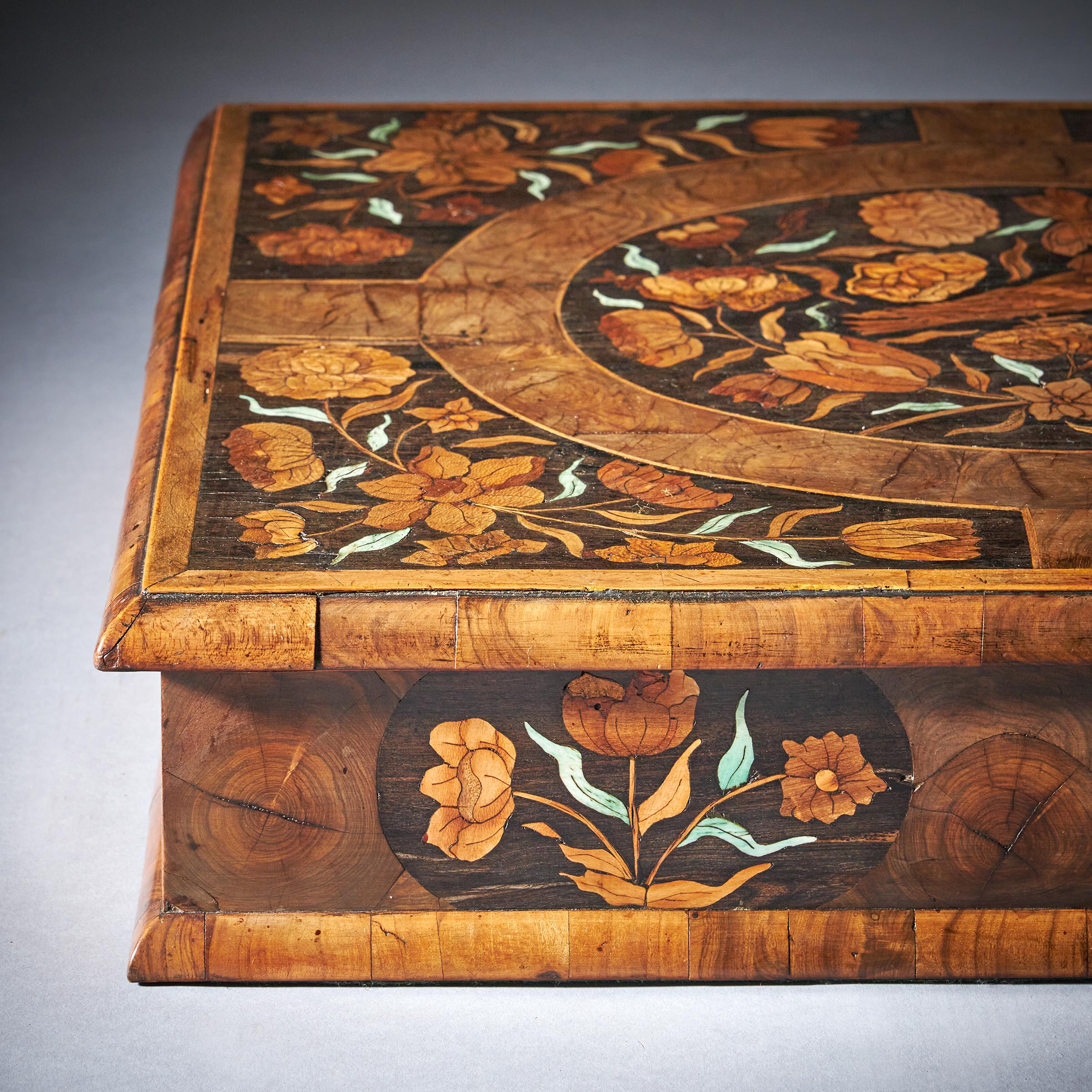 17th Century Museum Grade William and Mary Olive Oyster Marquetry Lace Box In Good Condition In Oxfordshire, United Kingdom