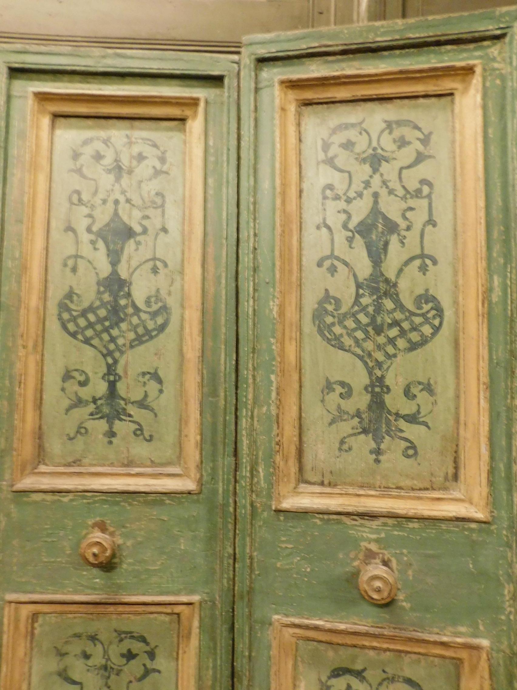 17th Century Antique Double Doors, Green and Yellow, Hand-Painted, Italy In Good Condition For Sale In Cuneo, Italy (CN)