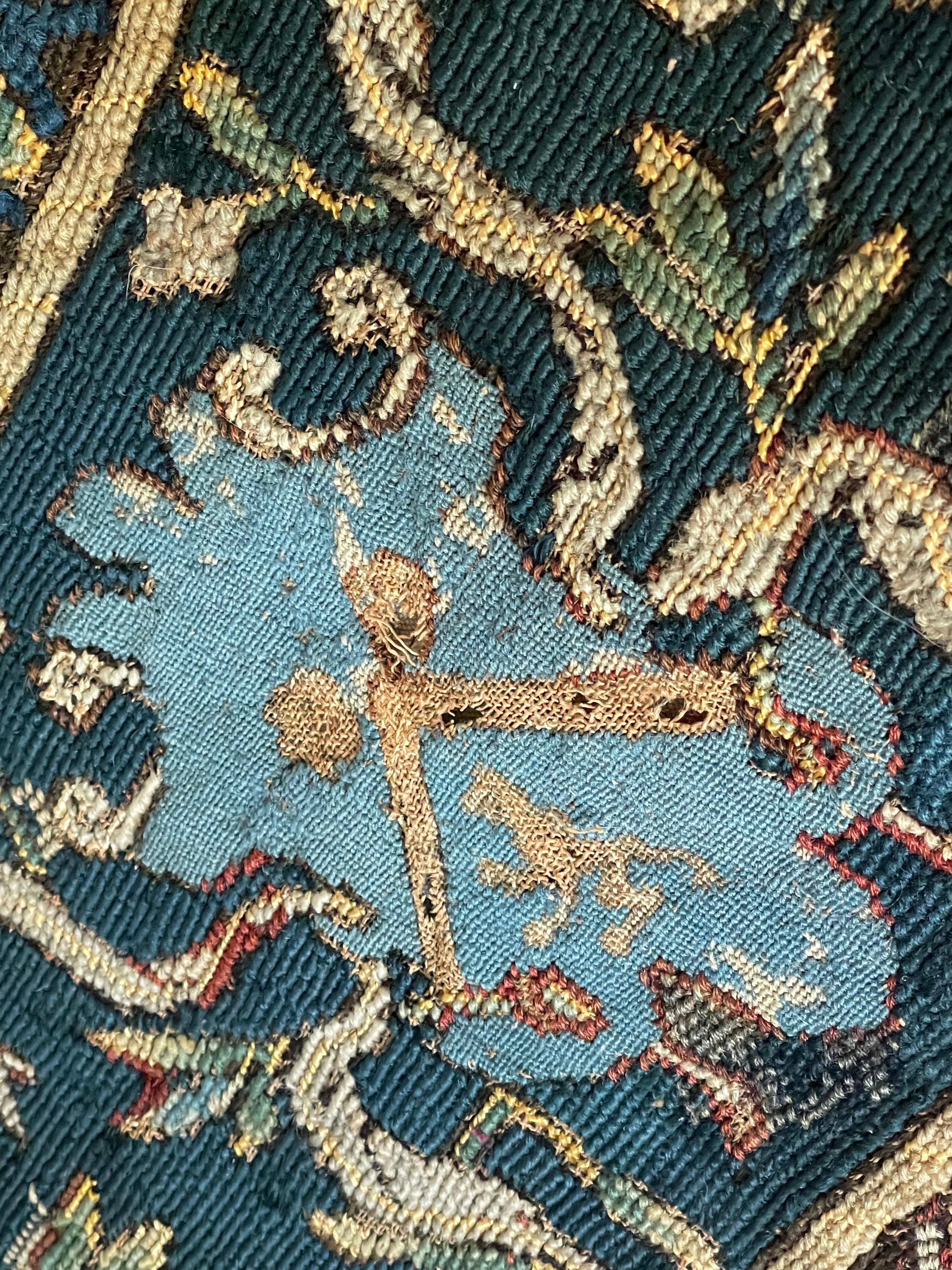 Alfombra de mesa armorial de aguja del siglo XVII en venta 2
