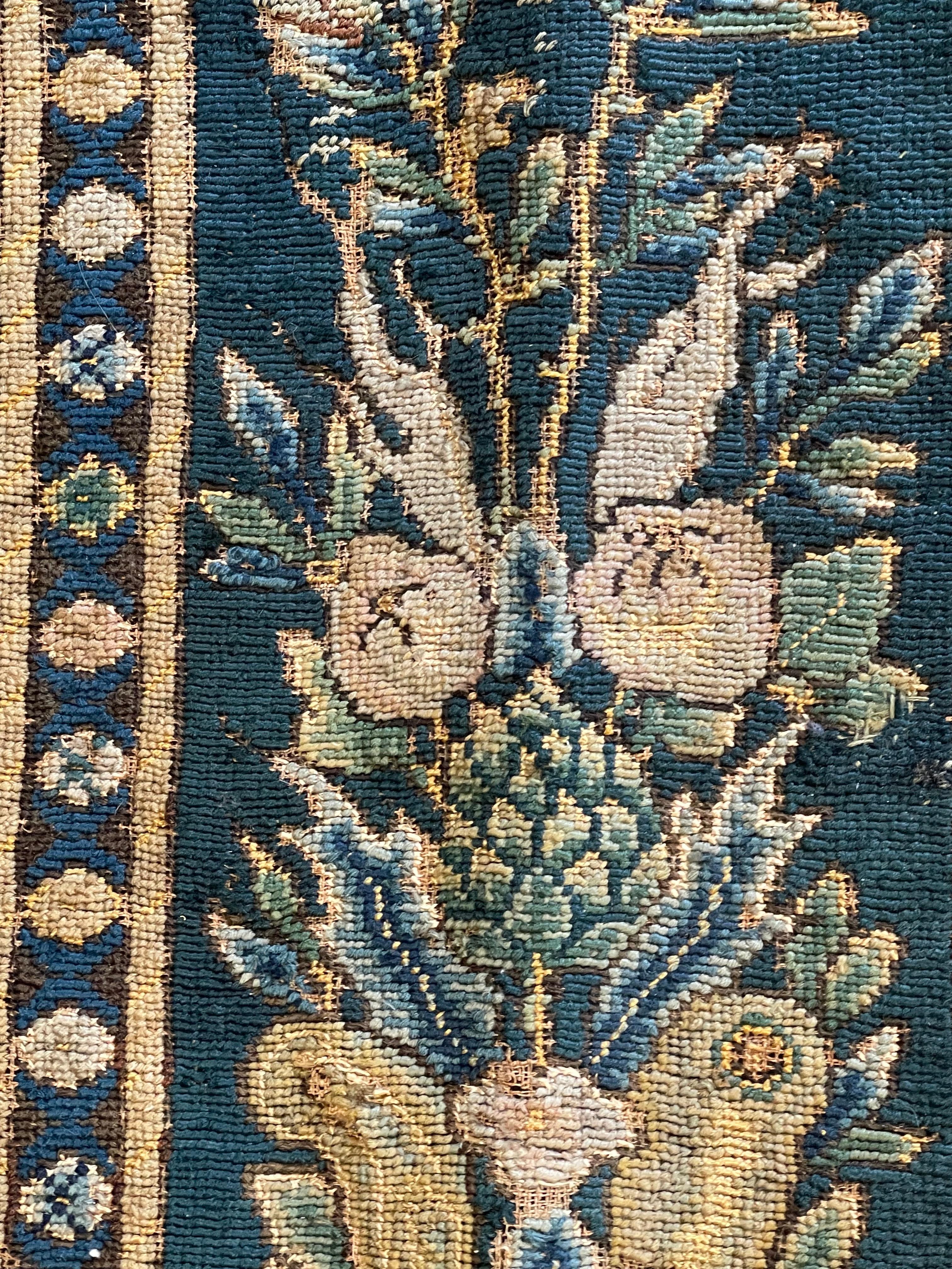 Alfombra de mesa armorial de aguja del siglo XVII en venta 3