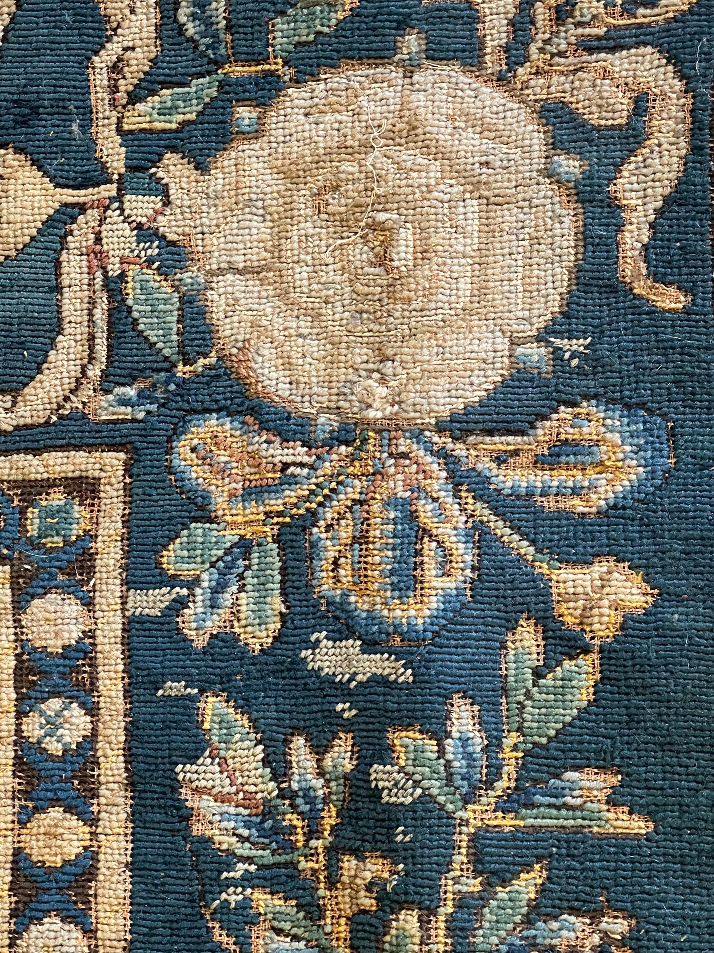 Alfombra de mesa armorial de aguja del siglo XVII en venta 4