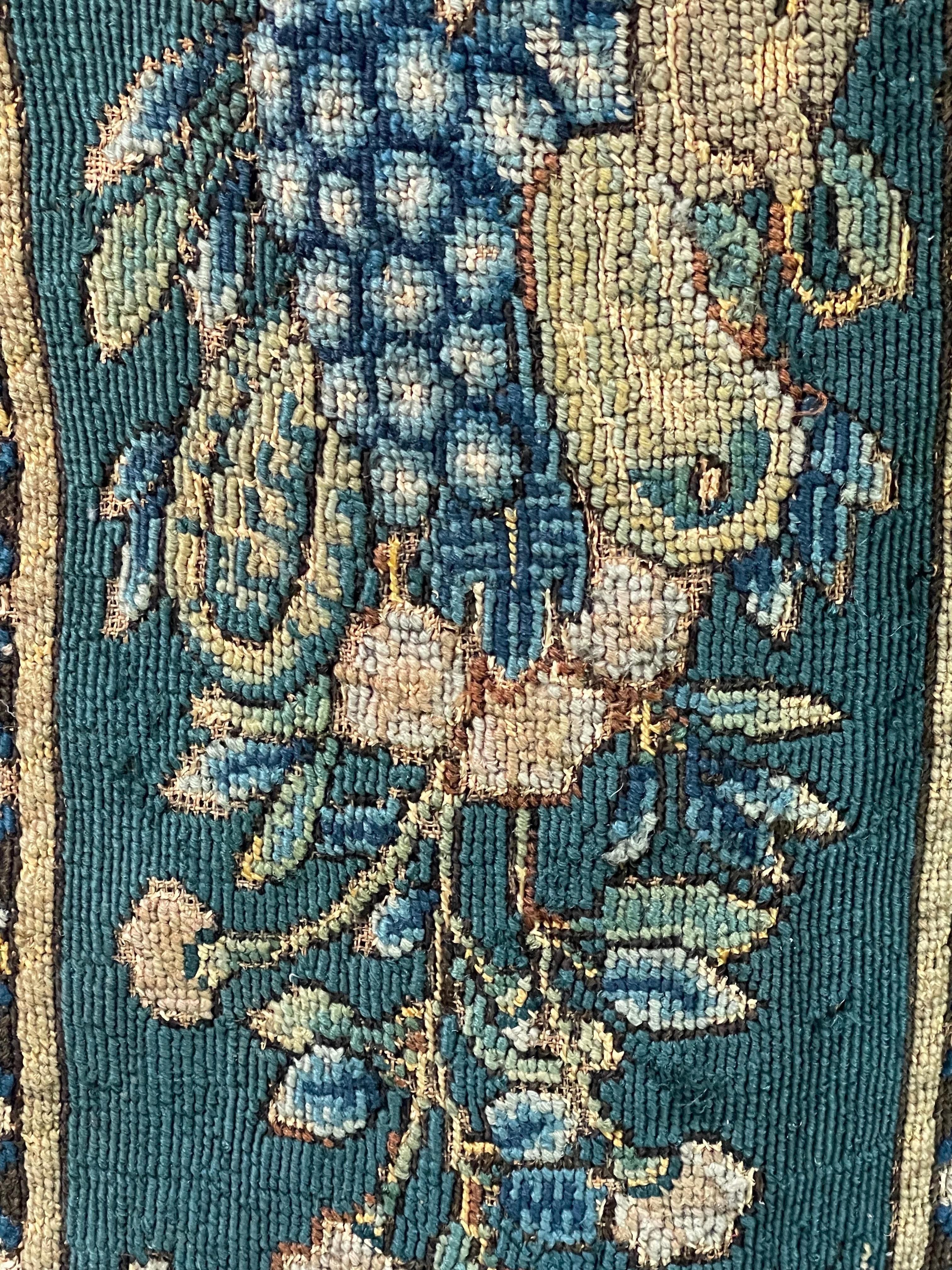 Alfombra de mesa armorial de aguja del siglo XVII en venta 5