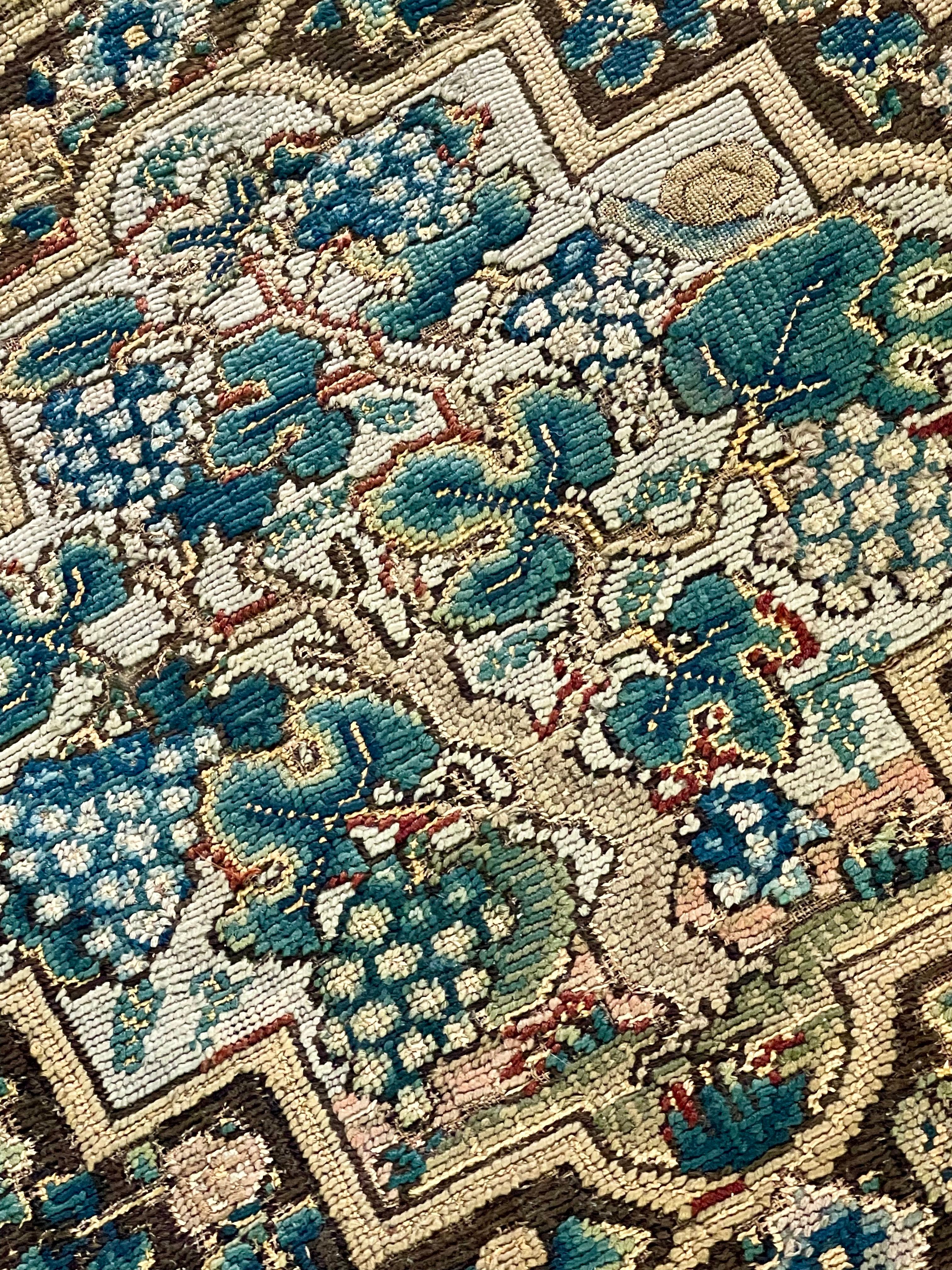 Alfombra de mesa armorial de aguja del siglo XVII en venta 6