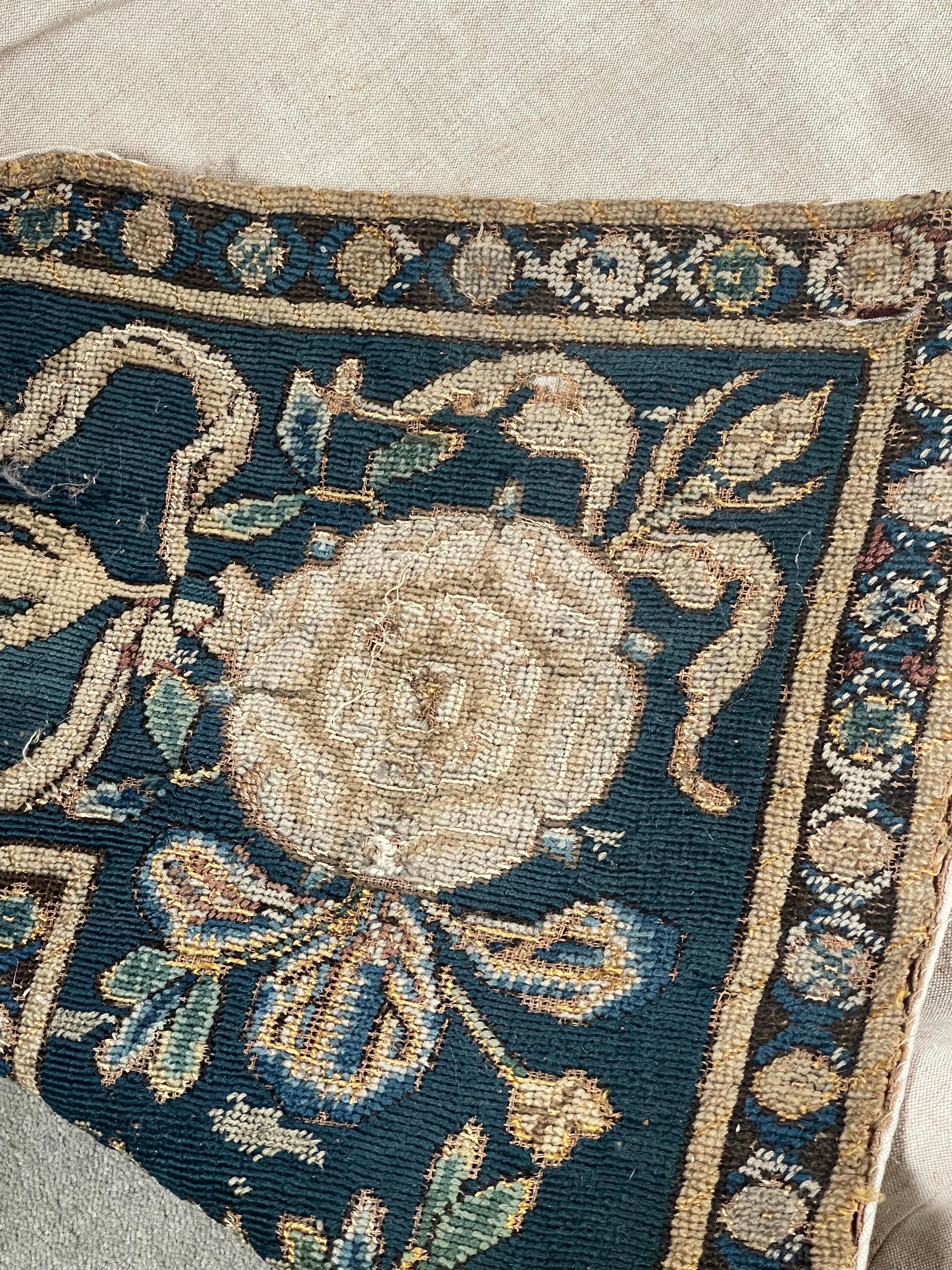 Alfombra de mesa armorial de aguja del siglo XVII en venta 7