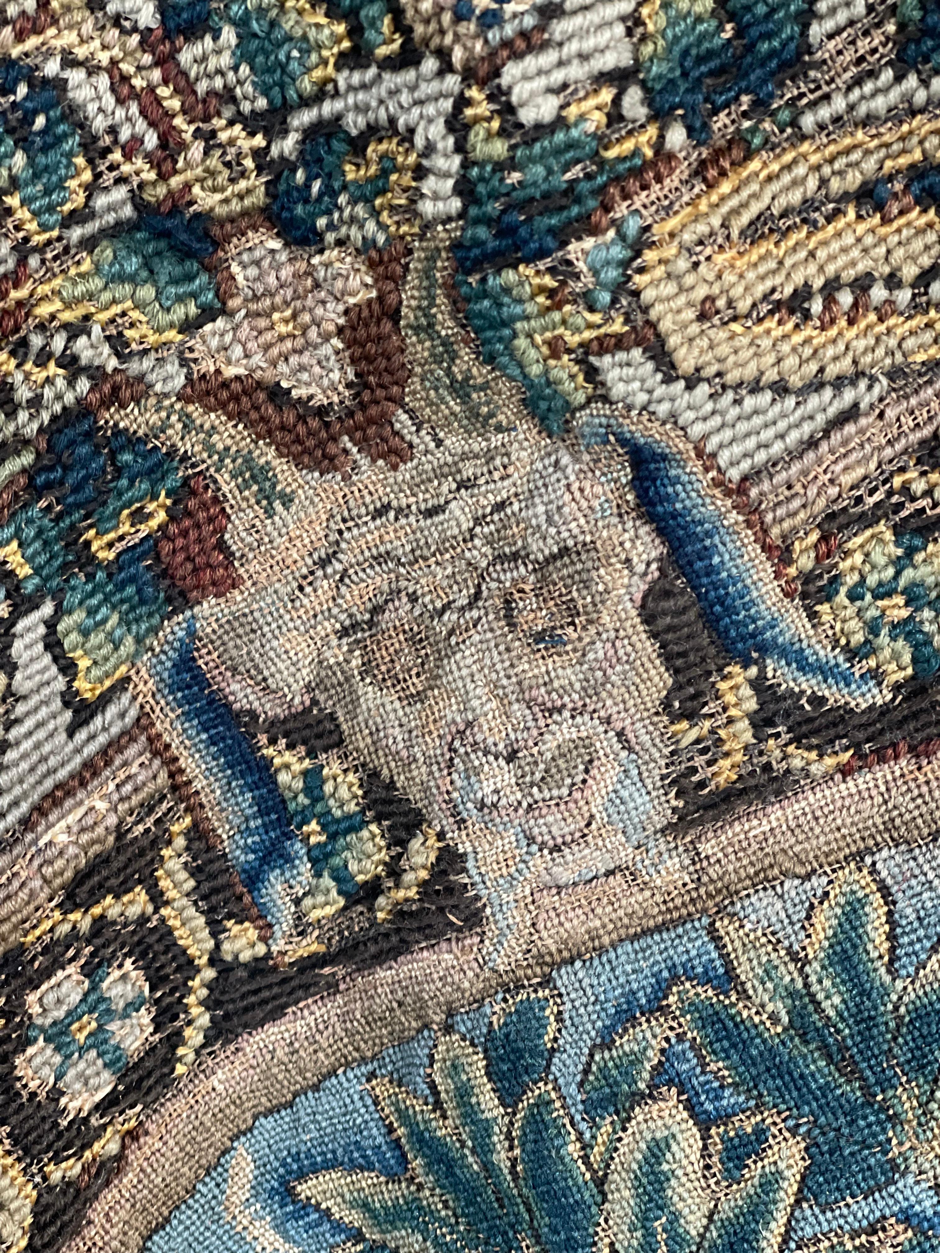 Alfombra de mesa armorial de aguja del siglo XVII en venta 9