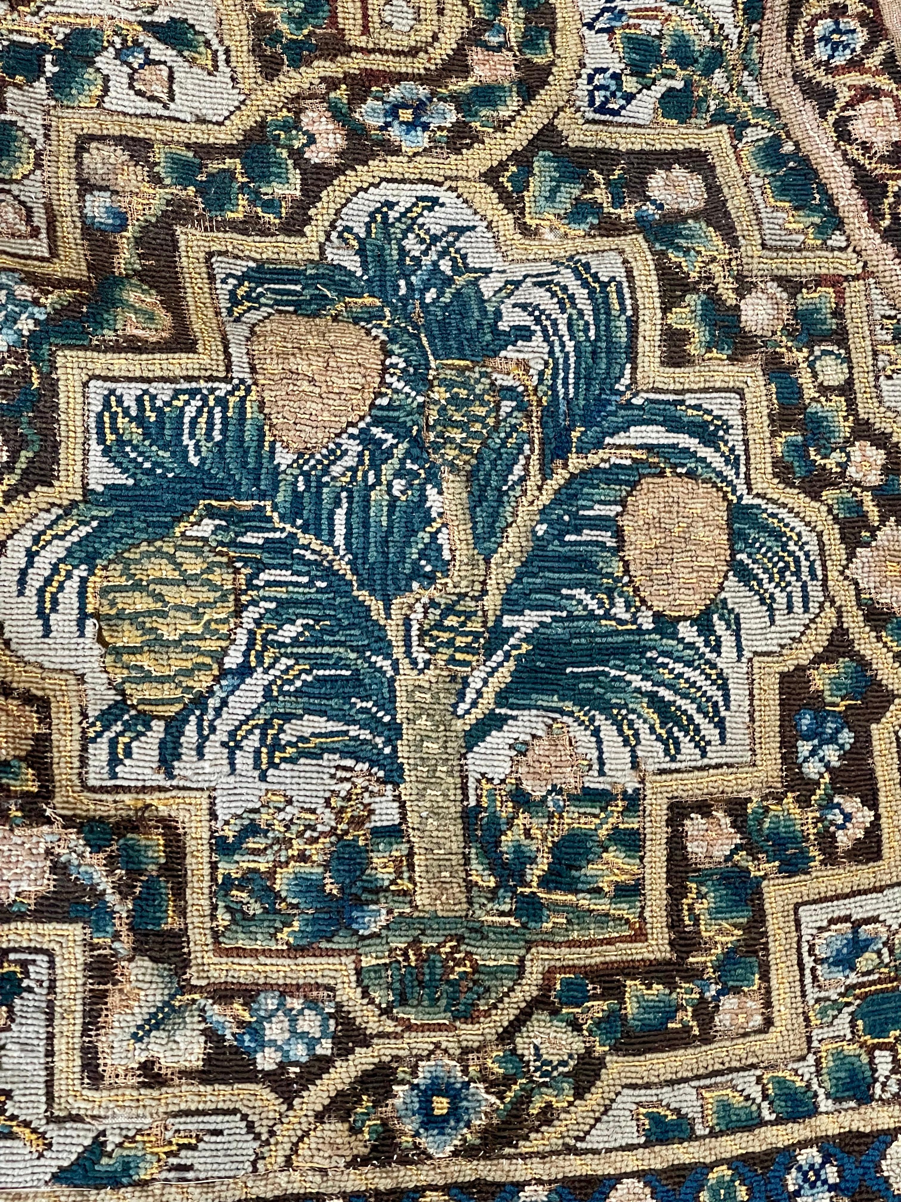 Alfombra de mesa armorial de aguja del siglo XVII en venta 10