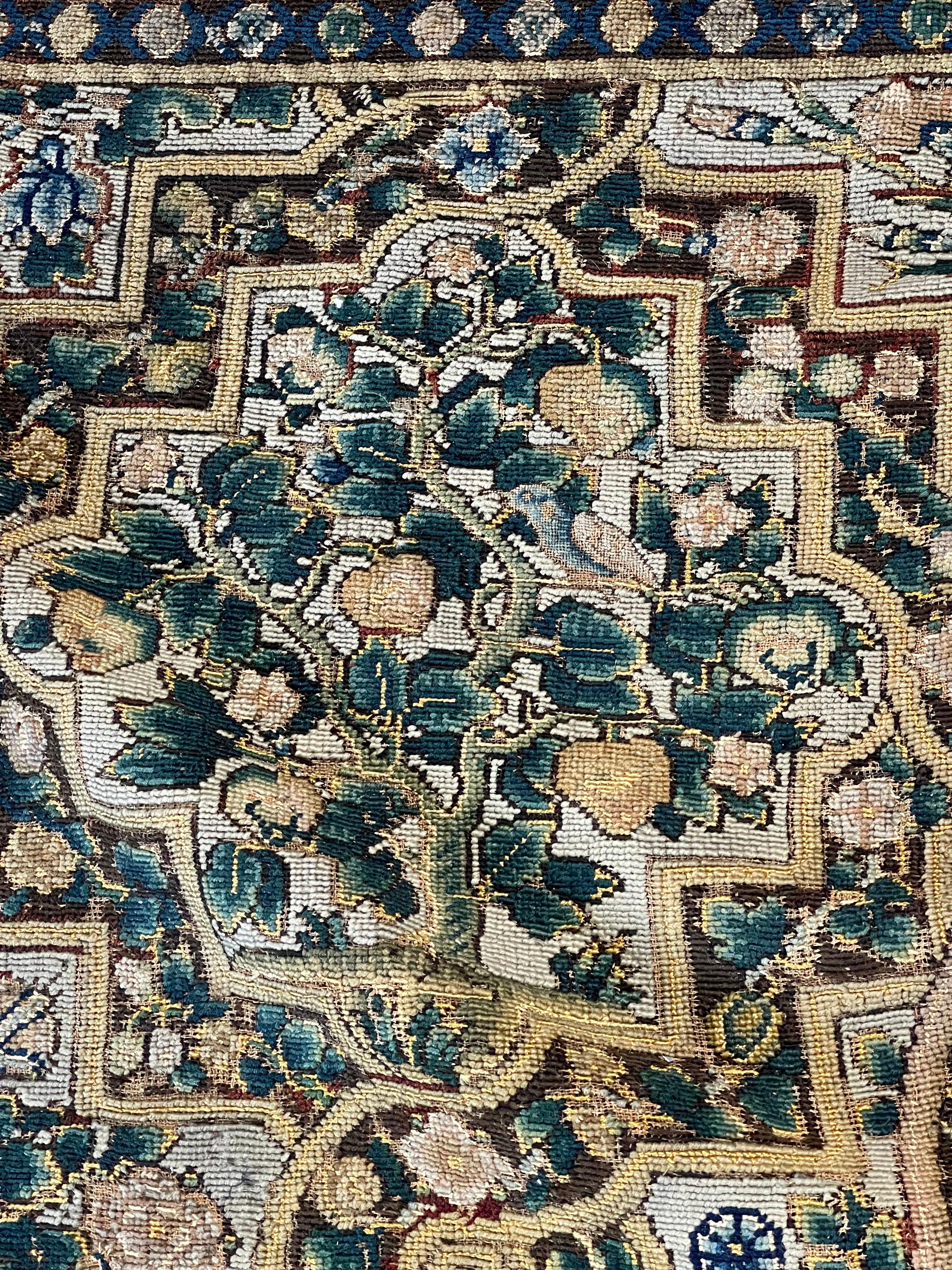 Alfombra de mesa armorial de aguja del siglo XVII en venta 11